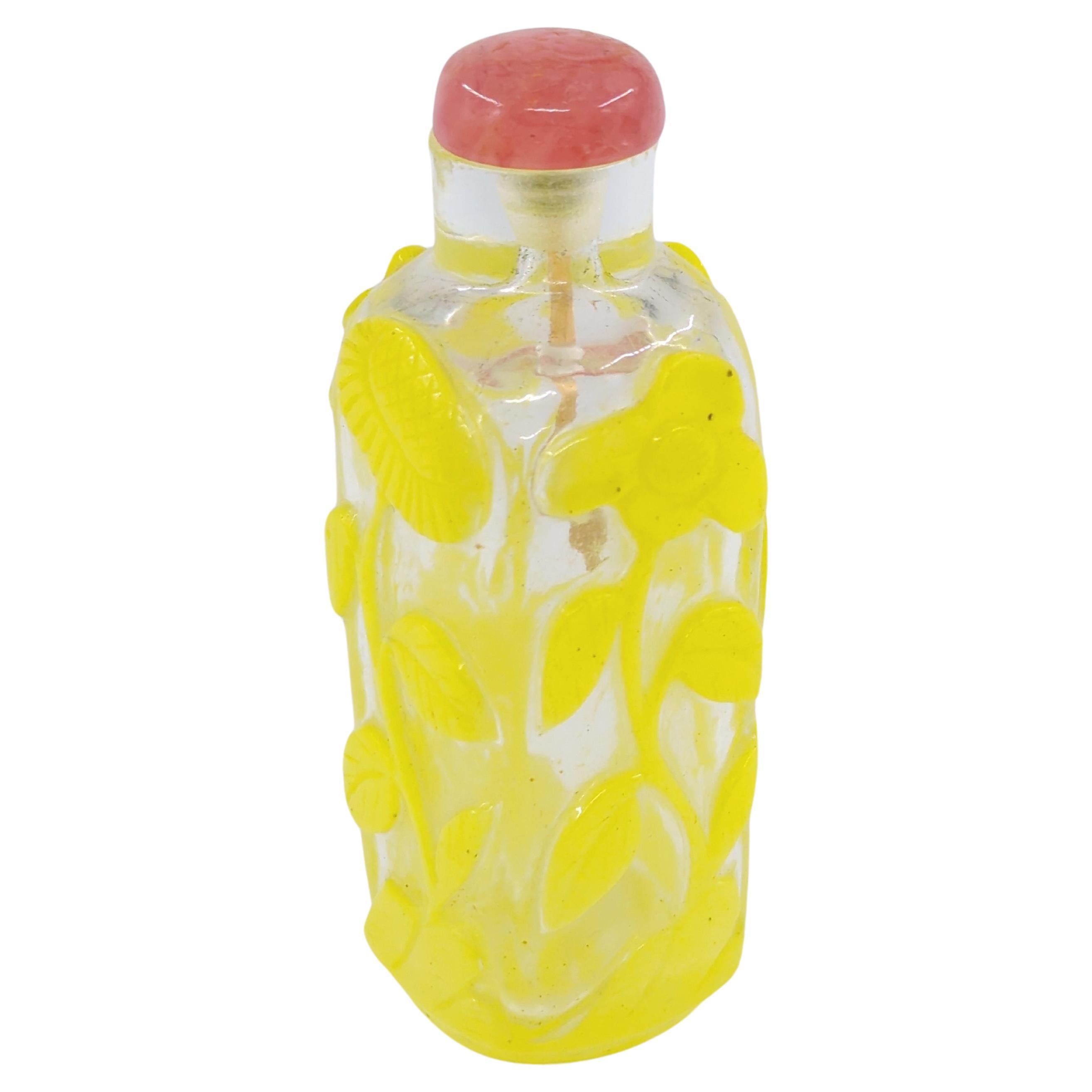 Antike chinesische Gelbglas-Overlay-Schnupftabakflaschenblüten aus dem späten 20. Jahrhundert im Angebot 4