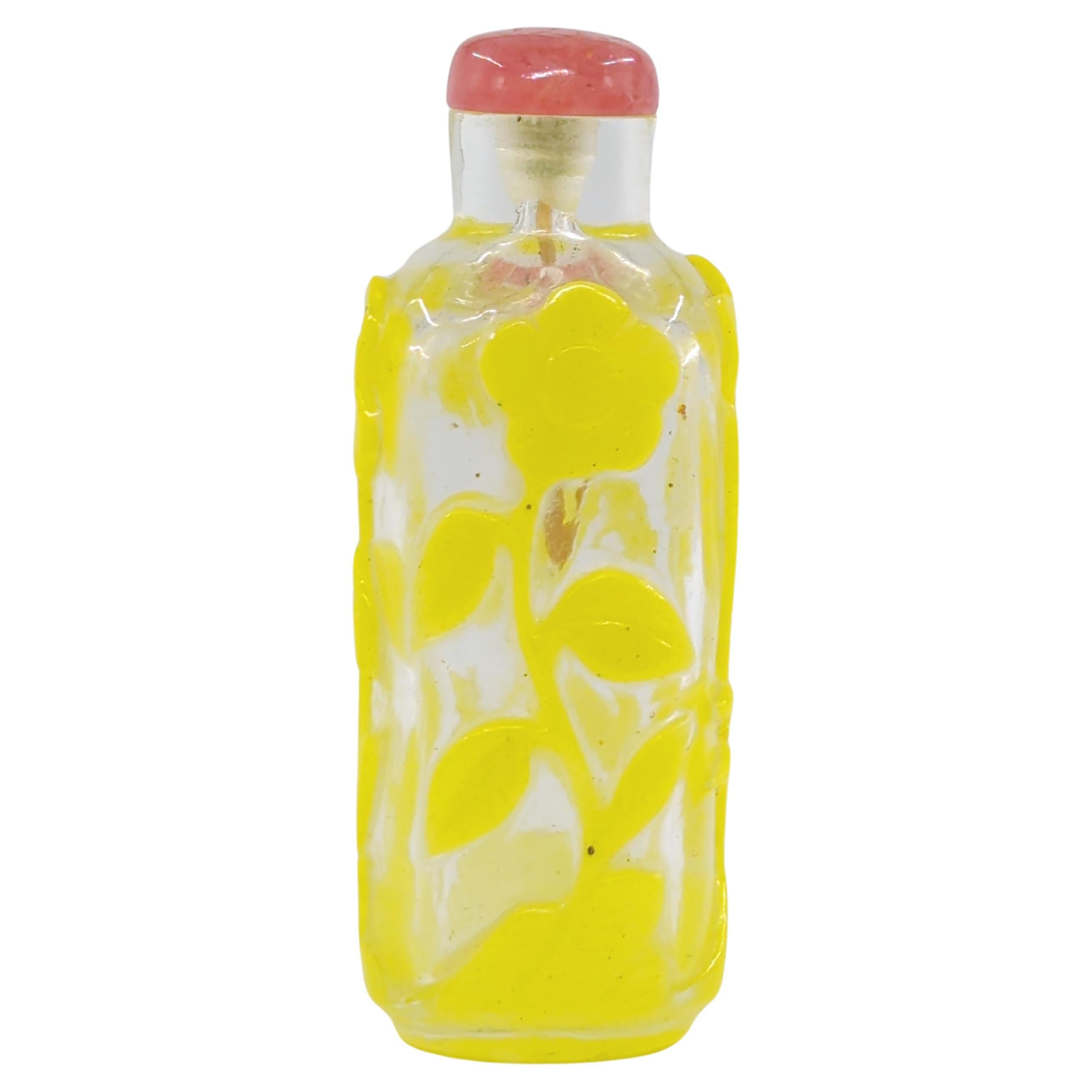 Antike chinesische Gelbglas-Overlay-Schnupftabakflaschenblüten aus dem späten 20. Jahrhundert (Glas) im Angebot