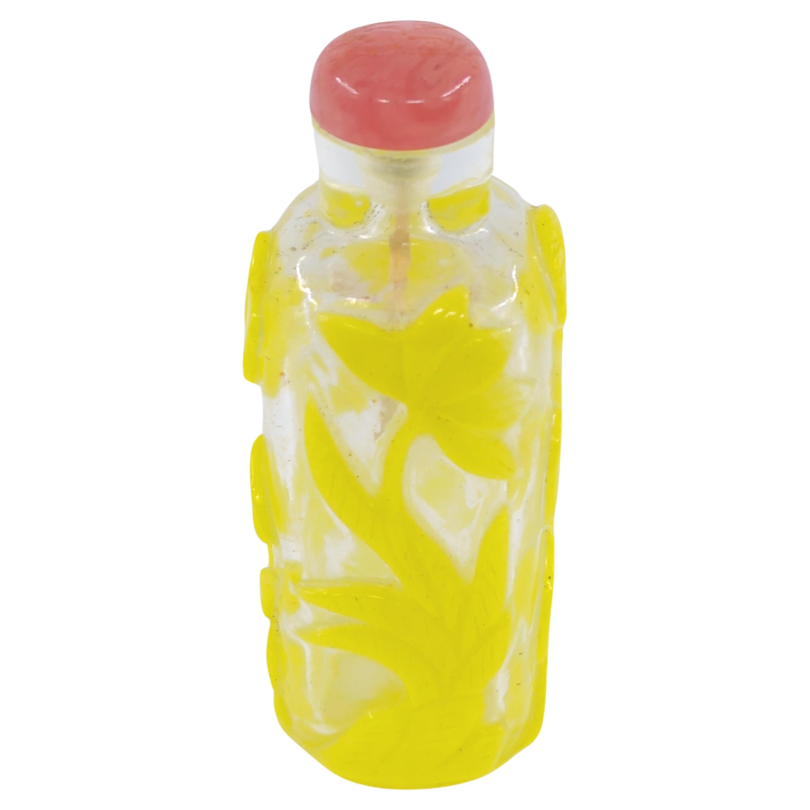 Verre Anciennes fleurs de bouteilles de parfum chinoises en verre jaune recouvertes de verre jaune, fin 20e siècle en vente