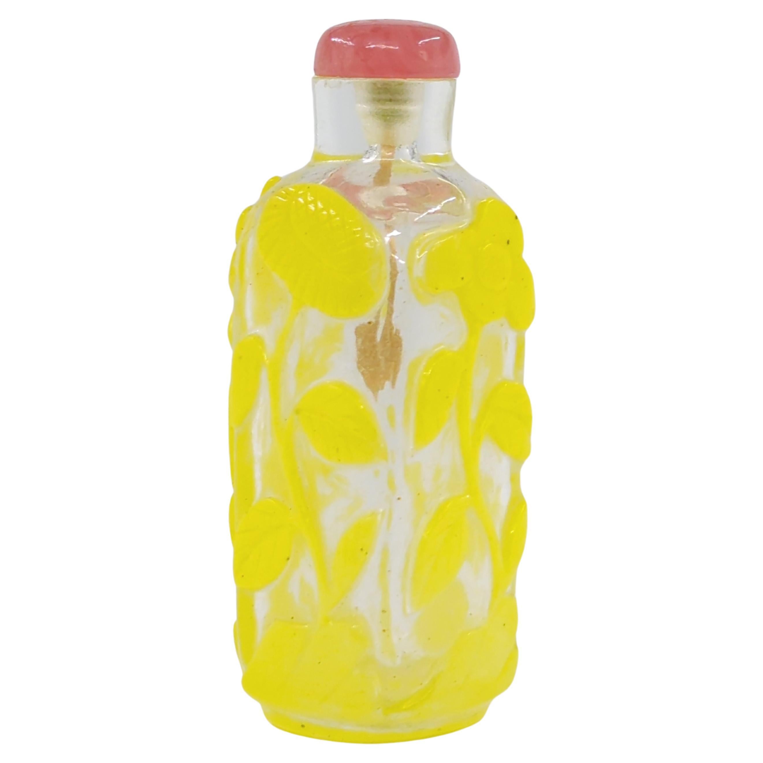 Anciennes fleurs de bouteilles de parfum chinoises en verre jaune recouvertes de verre jaune, fin 20e siècle