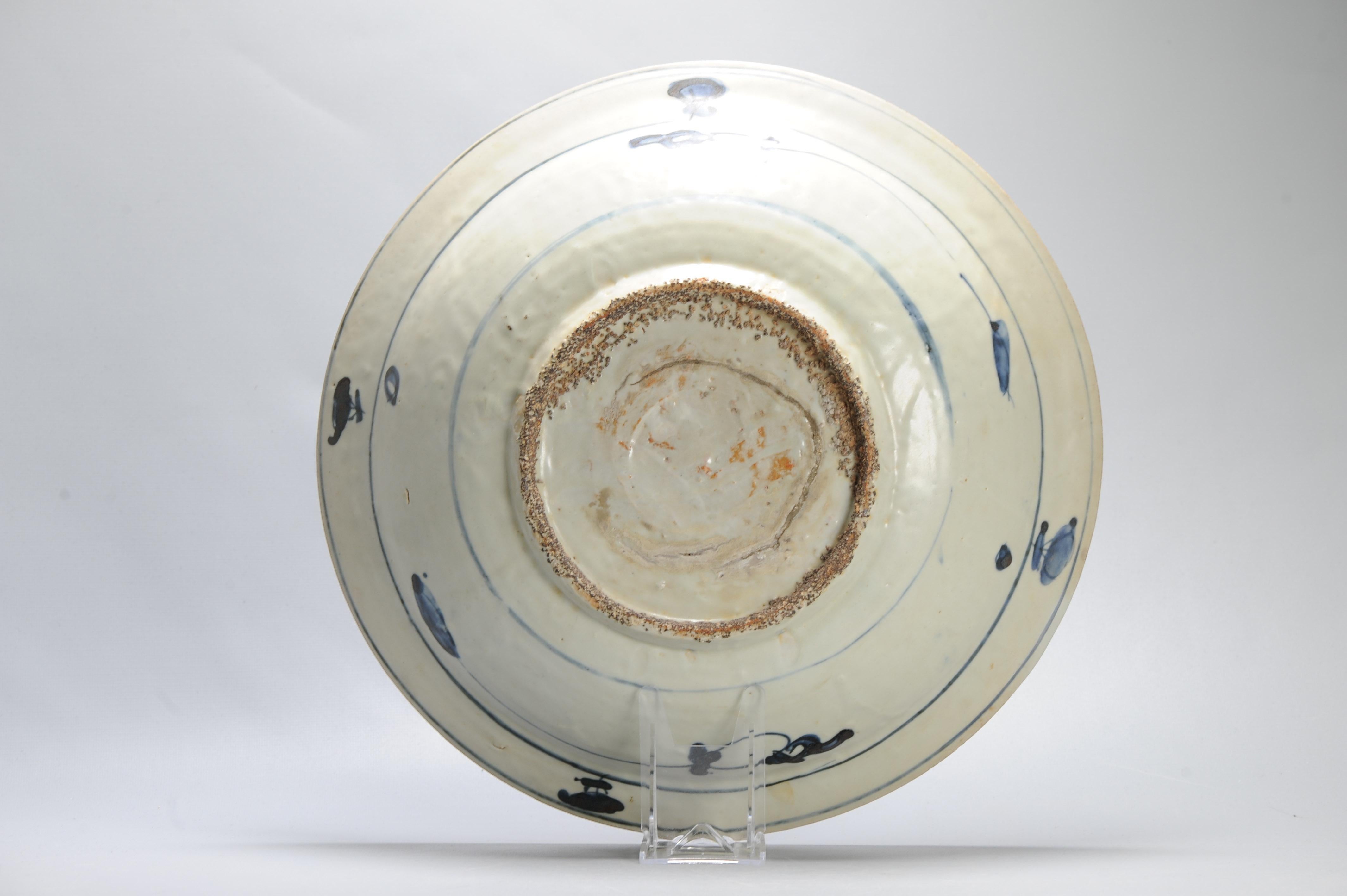 Fino al XVIII secolo Antico caricatore cinese Zhangzhou Swatow blu e bianco della dinastia Ming in vendita