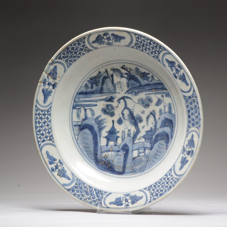 Antique Chinese Zhangzhou Swatow Landscape Charger, China, Ming Dynasty In Fair Condition For Sale In Amsterdam, Noord Holland