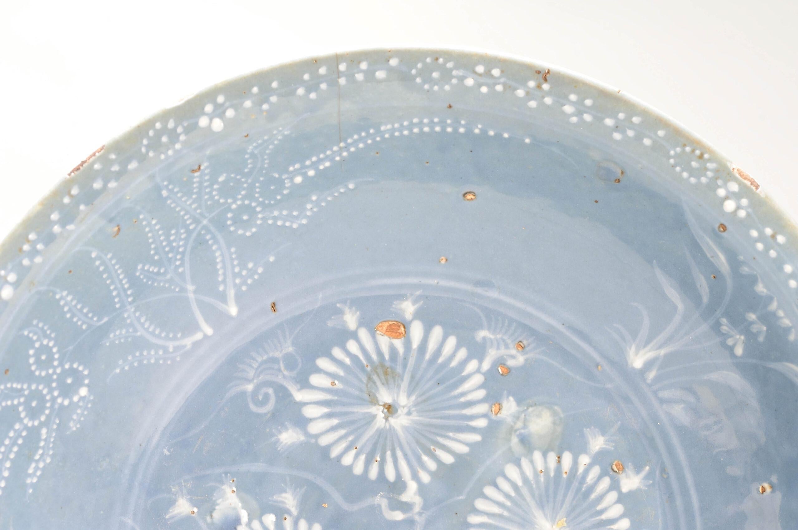 Antique chargeur chinois de Zhangzhou à décor en relief Ming Ming Dynasty en vente 5