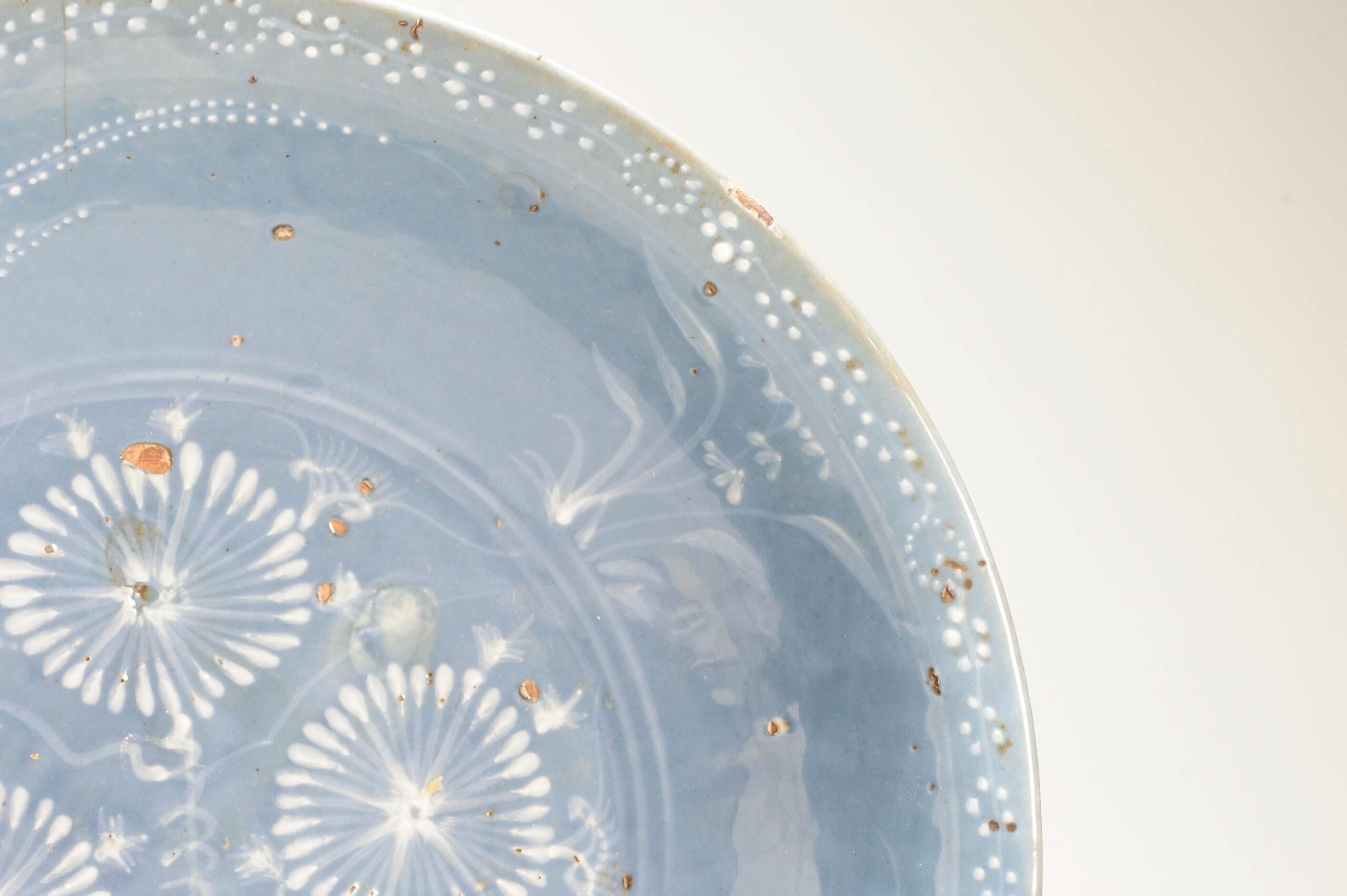 Antique chargeur chinois de Zhangzhou à décor en relief Ming Ming Dynasty en vente 9