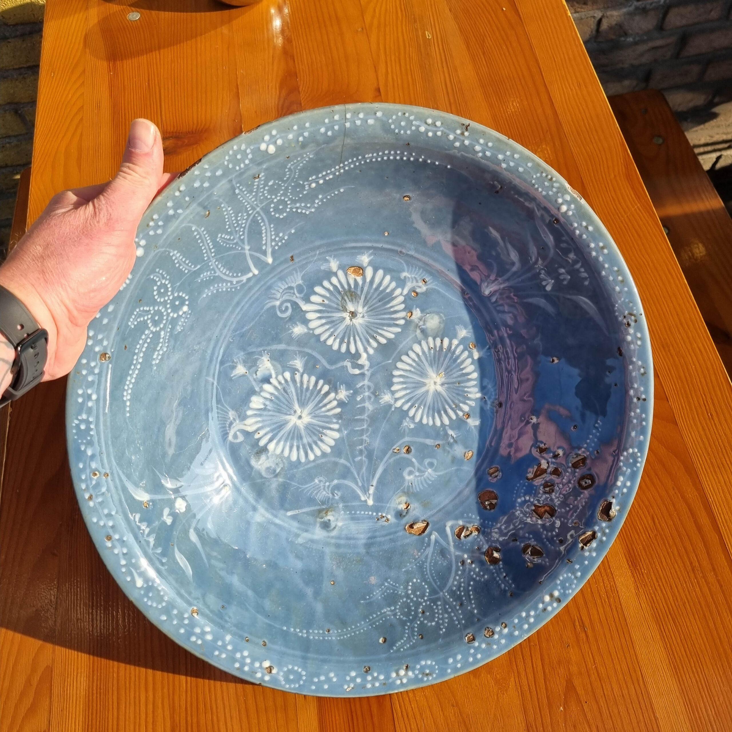 Antique chargeur chinois de Zhangzhou à décor en relief Ming Ming Dynasty en vente 11