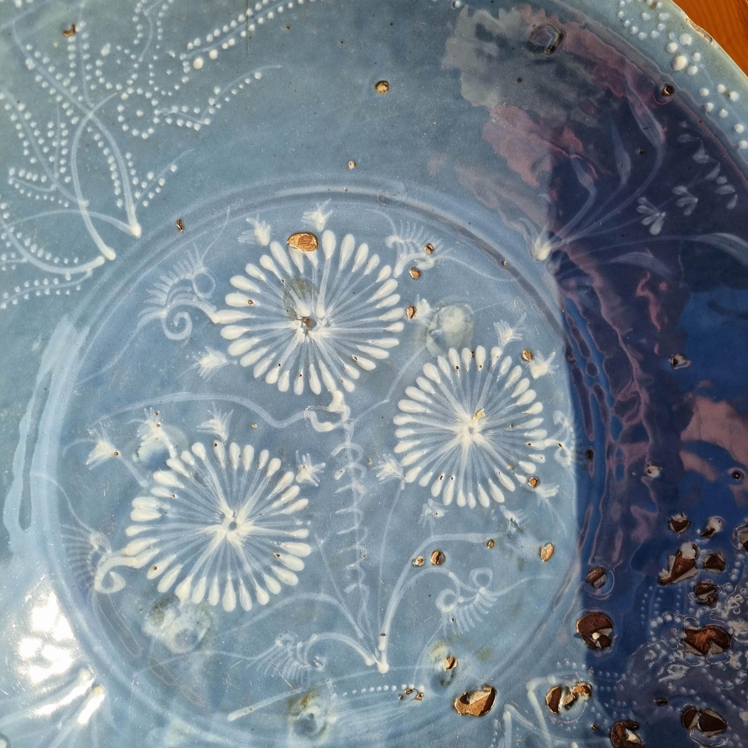 Grand et majestueux chargeur Swatow chinois d'époque Ming.
Il est assez difficile d'attraper la vraie couleur de celle-ci en studio, les photos à l'extérieur avec téléphone sont donc les meilleures pour la couleur.

Plat en porcelaine à glaçure