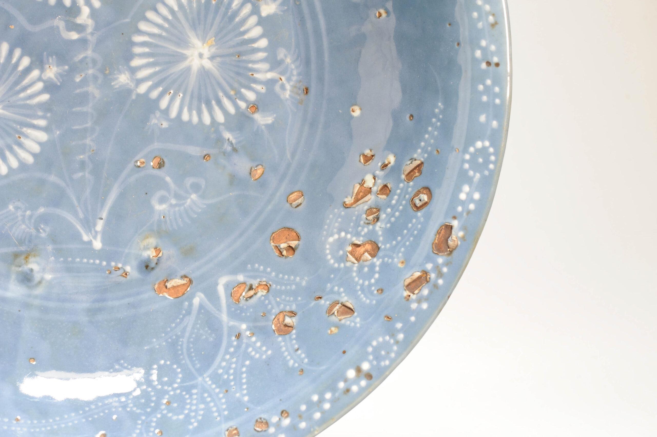 Antique chargeur chinois de Zhangzhou à décor en relief Ming Ming Dynasty en vente 1