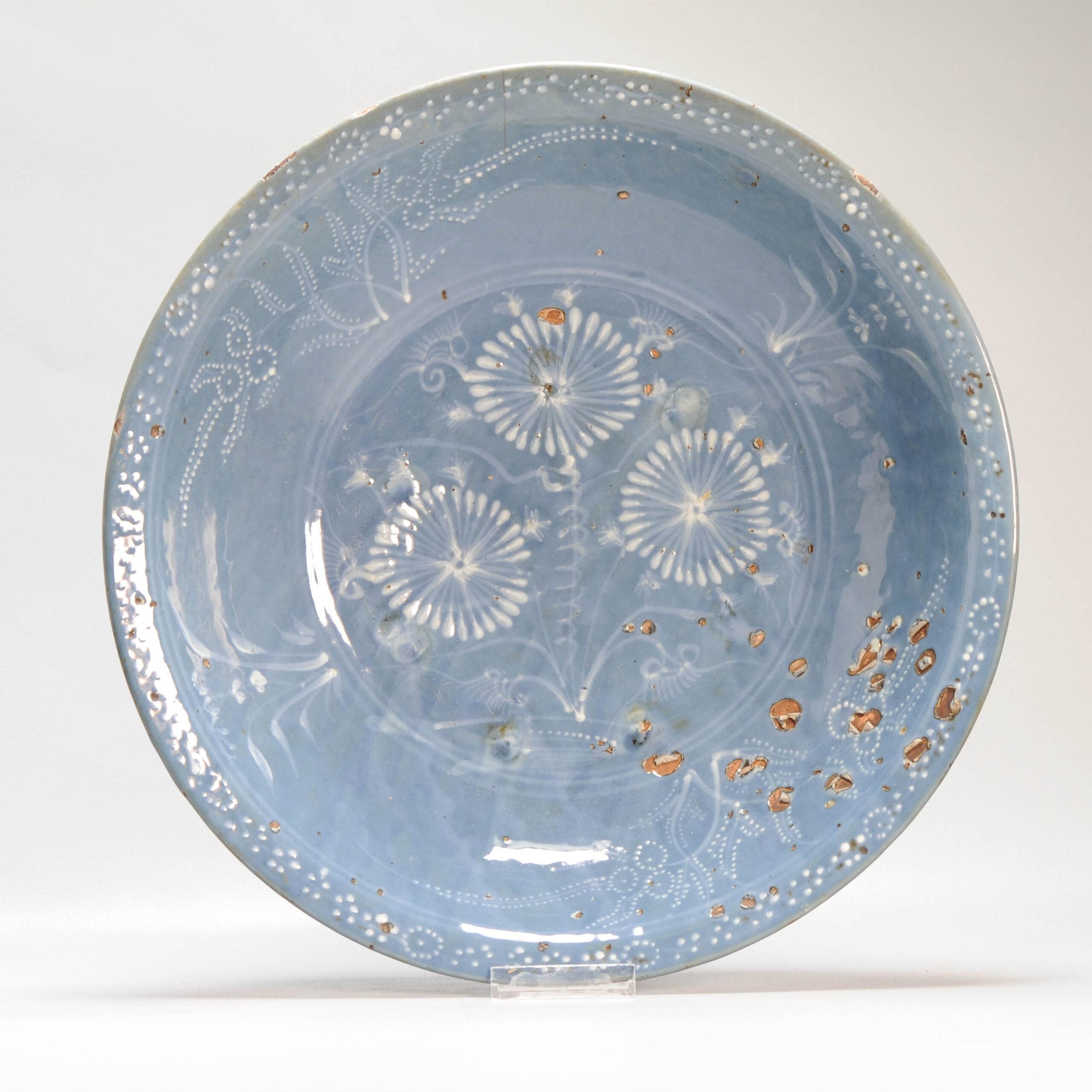 Antique chargeur chinois de Zhangzhou à décor en relief Ming Ming Dynasty en vente 3