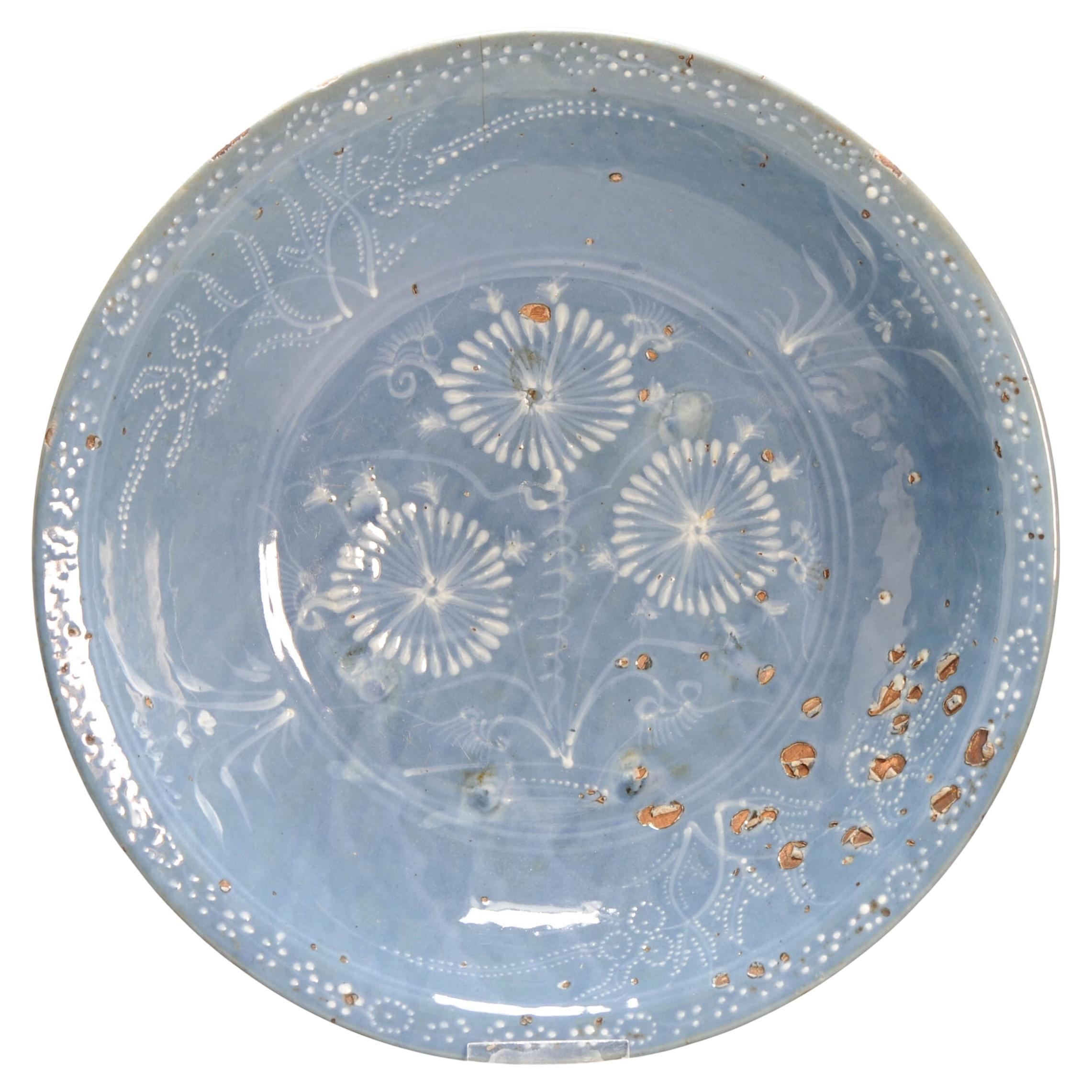 Antique chargeur chinois de Zhangzhou à décor en relief Ming Ming Dynasty en vente