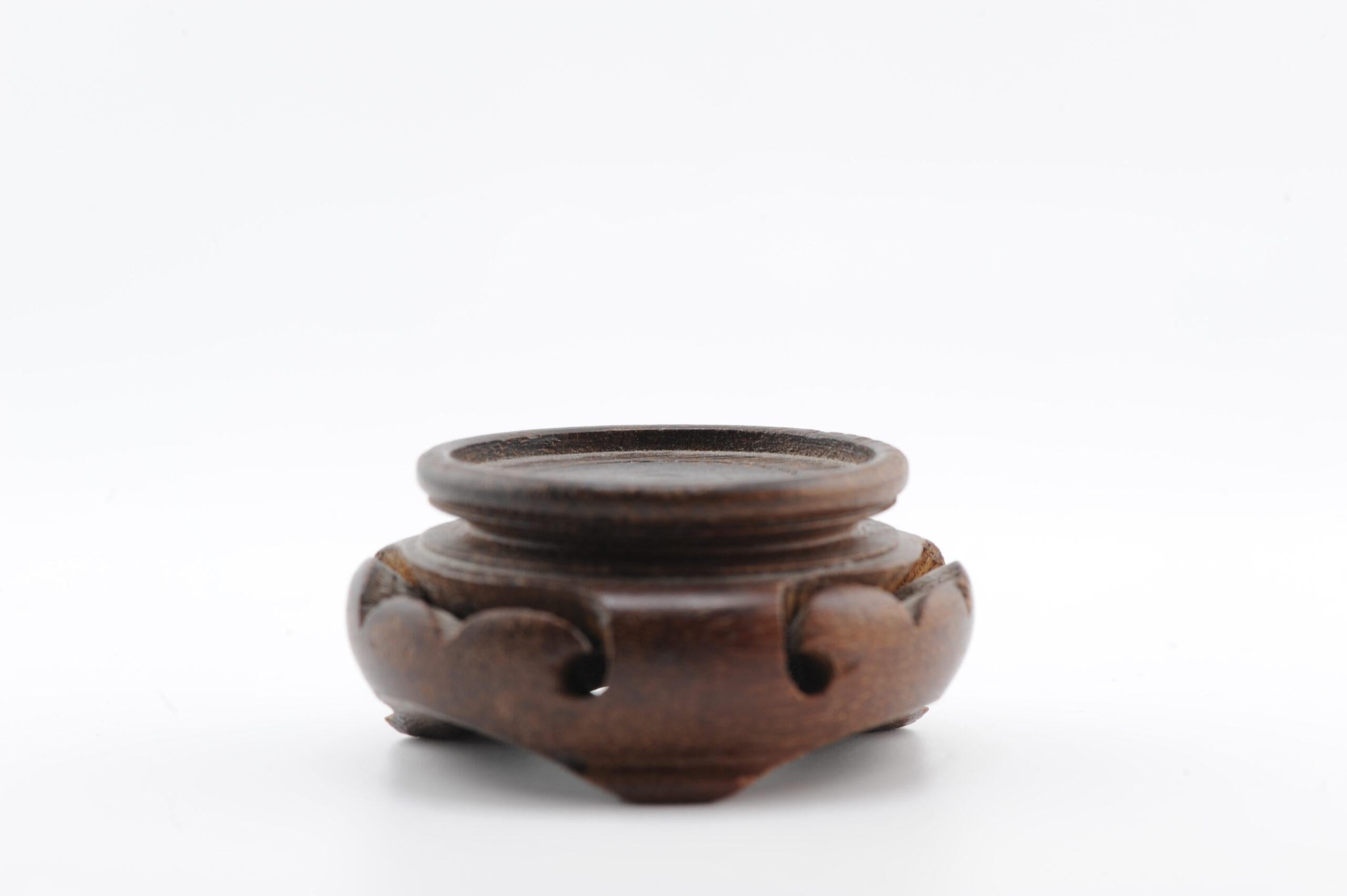 Antico stand per miniature in legno di porcellana cinese e giapponese, 19° / 20° sec.

Informazioni aggiuntive:
Tipo: Supporto
Regione di origine: Cina
Secolo: 19° / 20° secolo
Condit: Un po' usurato
Dimensioni: Superficie: 3,6 cm