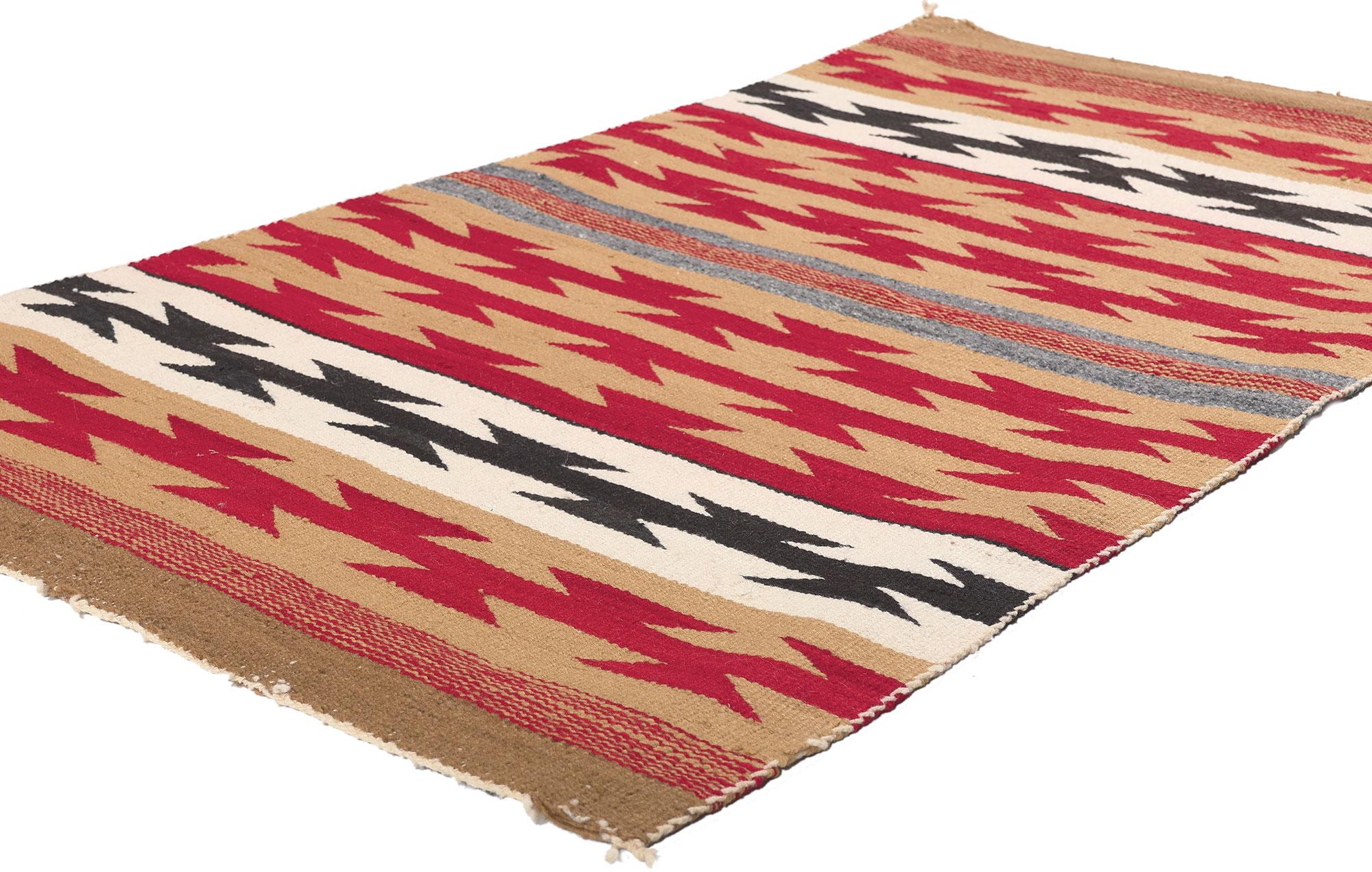78558 Tapis Navajo Chinle antique, 02'09 x 04'06.
Emanant du style amérindien avec des détails et des textures incroyables, ce tapis Navajo Chinle tissé à la main est une vision captivante de la beauté tissée. Le motif géométrique accrocheur et le
