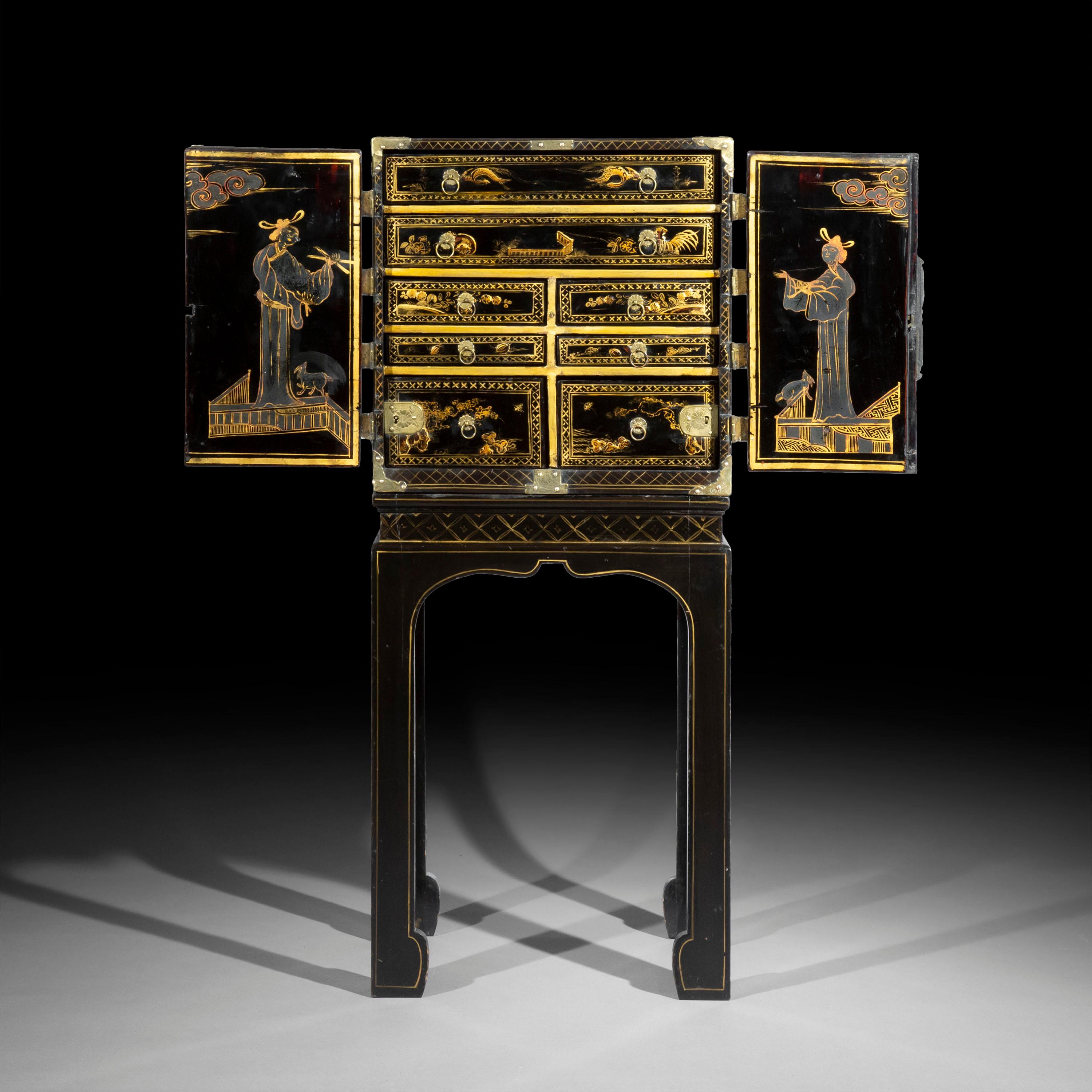 A superbly decorative Chinese export black lacquer cabinet of small proportions, exquisitely decorated with figures and birds throughout.
Qing dynasty, 19th century.

A very decorative accent piece, it is also useful for storage of small items or