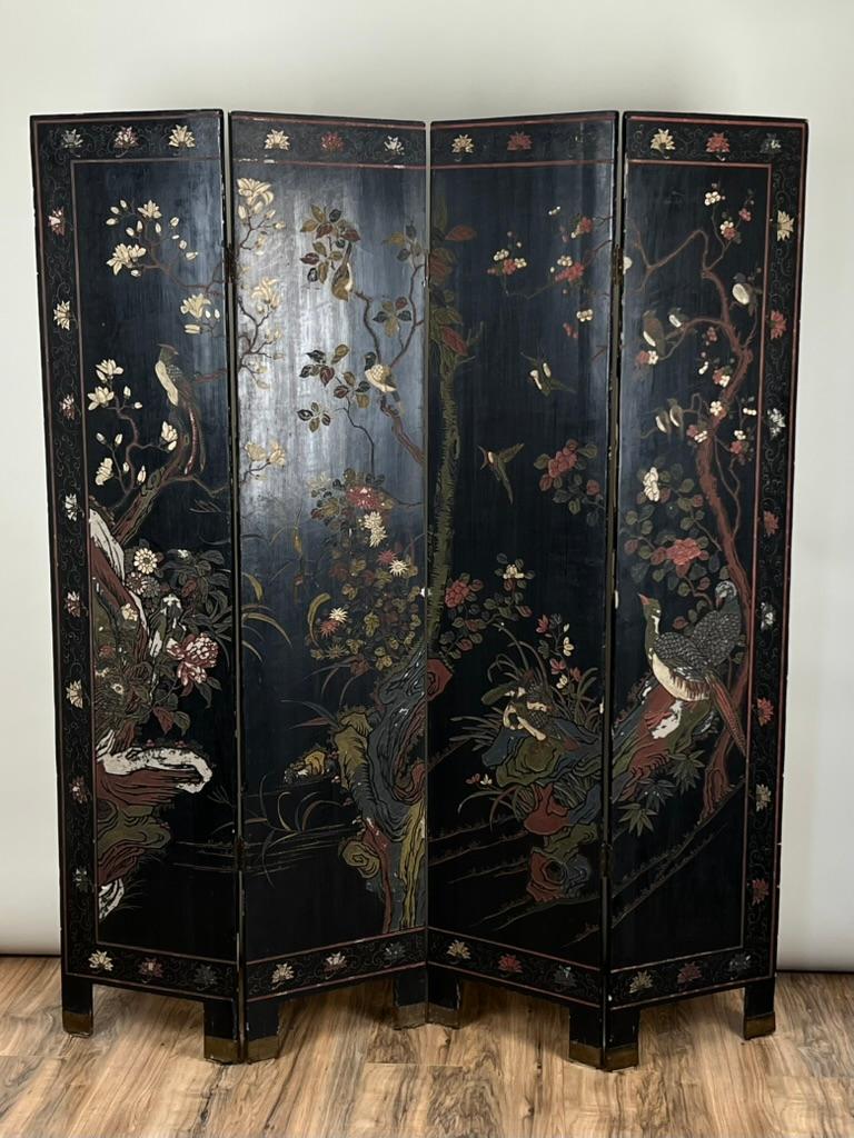 Ce superbe paravent chinois Coromandel de la fin du XIXe siècle présente sur ses deux faces des motifs chinois richement détaillés, offrant ainsi deux expériences visuelles totalement différentes. L'une des faces est ornée d'un paysage vibrant