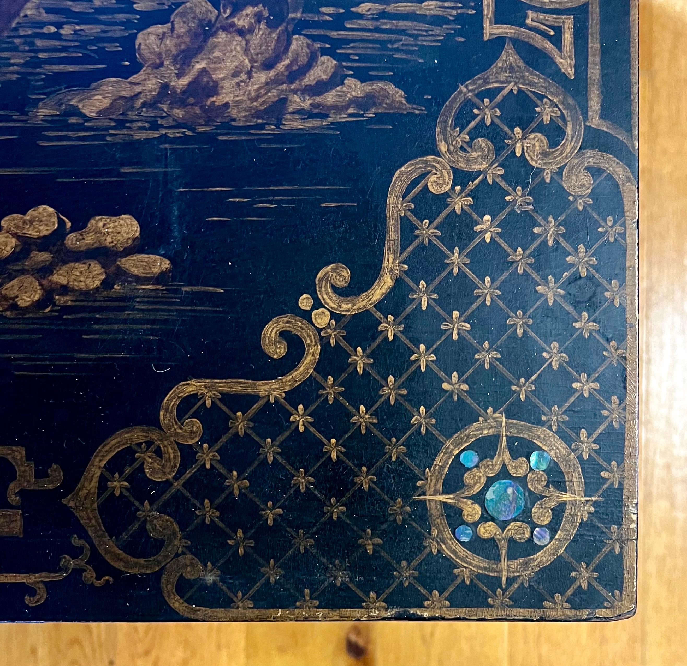 Table basse de cocktail chinoiseries ancienne laquée noire et peinte à la main Bon état à West Hartford, CT