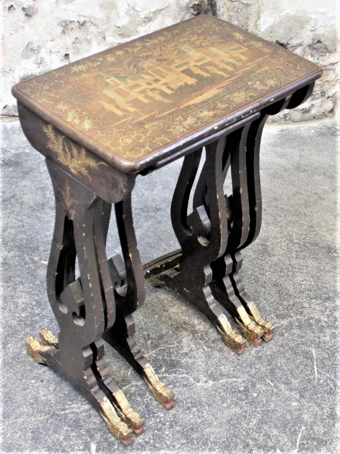 Antikes schwarz lackiertes Chinoiserie-Nesting-Tisch-Set mit geschnitzten Drachenfüßen (Handgeschnitzt) im Angebot