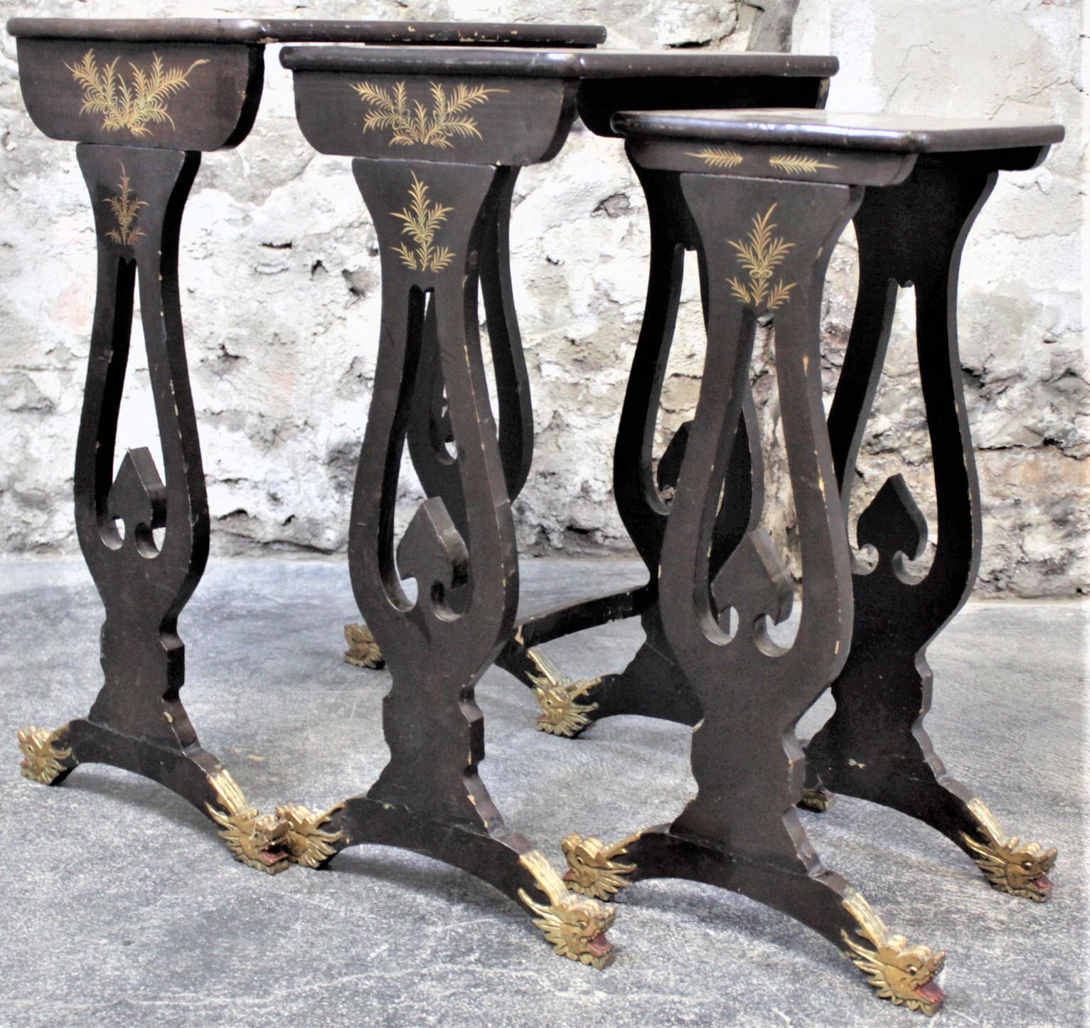 Antikes schwarz lackiertes Chinoiserie-Nesting-Tisch-Set mit geschnitzten Drachenfüßen im Zustand „Gut“ im Angebot in Hamilton, Ontario