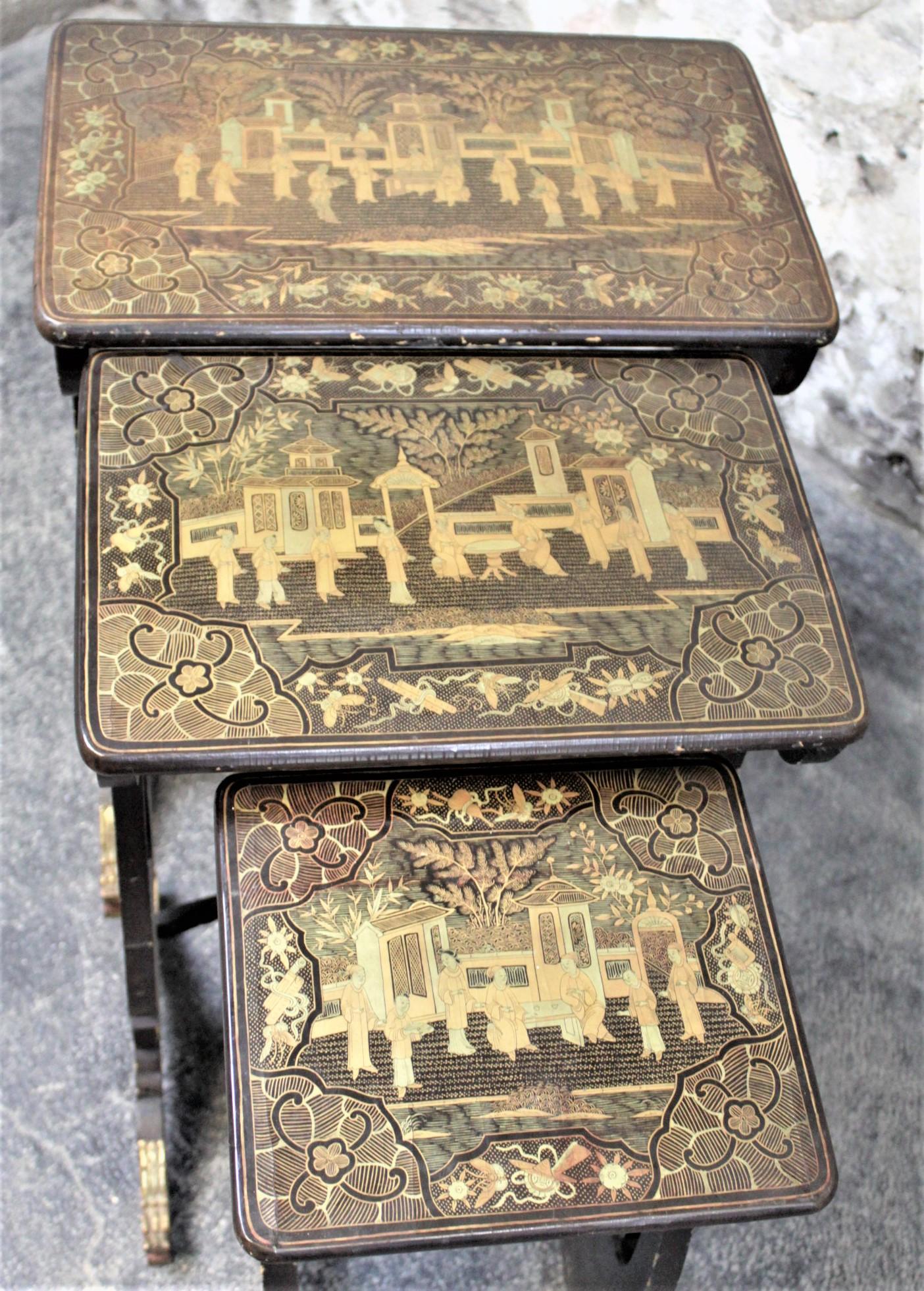 Antikes schwarz lackiertes Chinoiserie-Nesting-Tisch-Set mit geschnitzten Drachenfüßen im Angebot 1