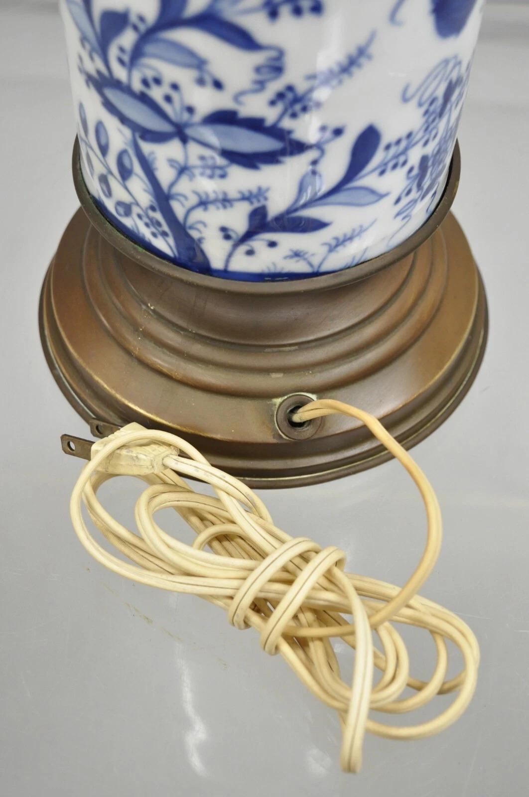 Lámpara de mesa antigua de porcelana azul y blanca Chinoiserie Jardiniere Pájaro y Enredadera en venta 4