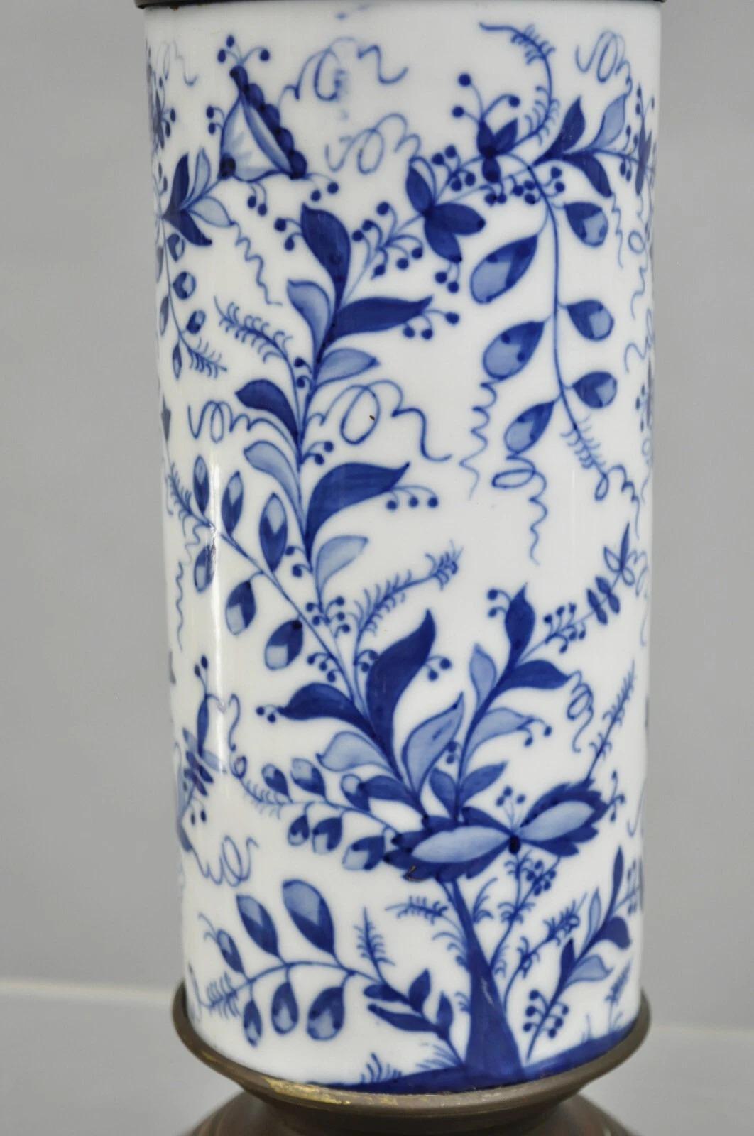 Lámpara de mesa antigua de porcelana azul y blanca Chinoiserie Jardiniere Pájaro y Enredadera en venta 5