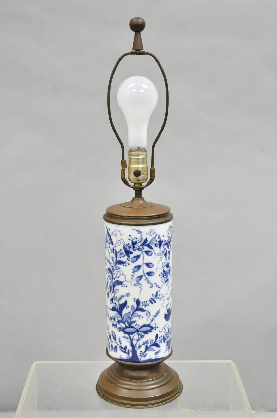 Lámpara de mesa antigua de porcelana azul y blanca Chinoiserie Jardiniere Pájaro y Enredadera en venta 6