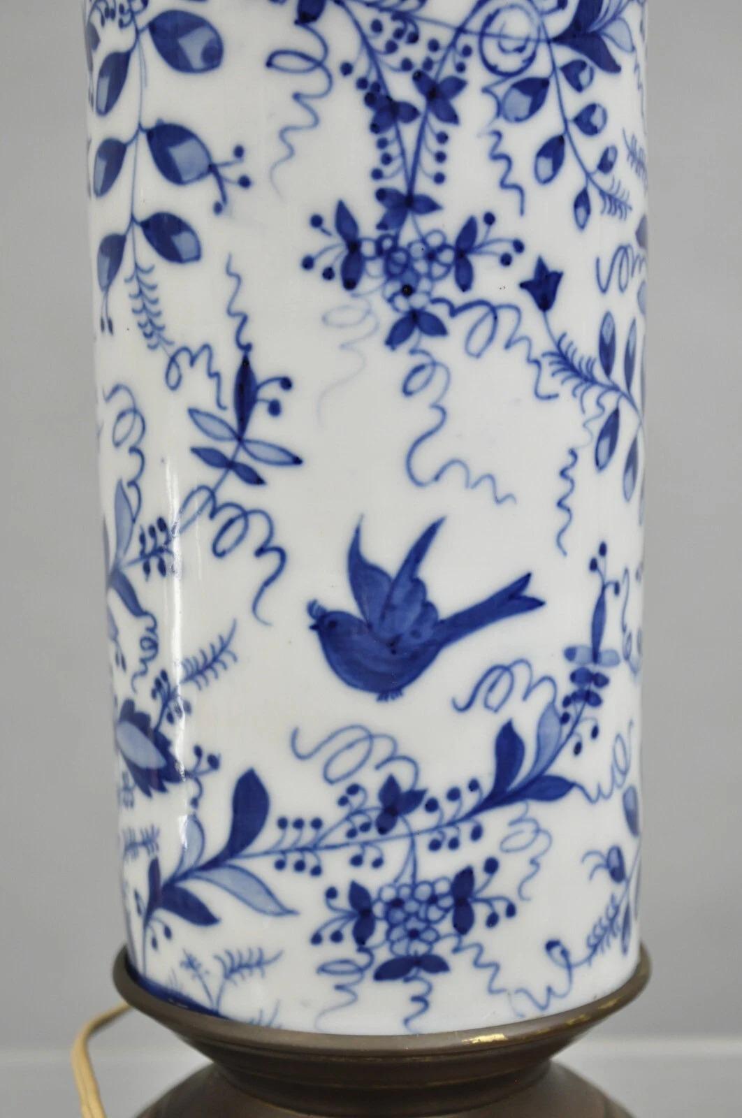 Lámpara de mesa antigua de porcelana azul y blanca Chinoiserie Jardiniere Pájaro y Enredadera en Bueno estado para la venta en Philadelphia, PA
