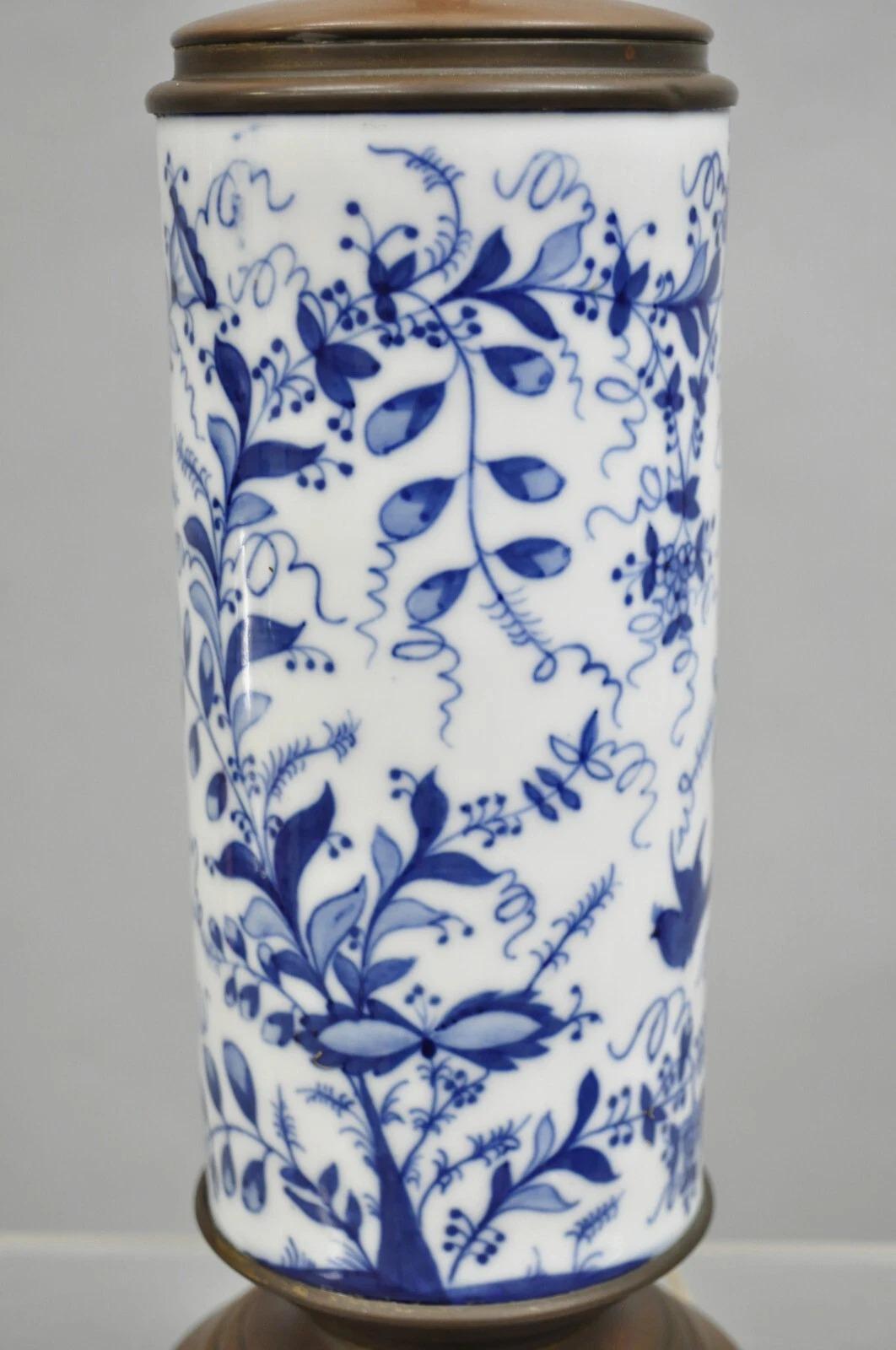 Lámpara de mesa antigua de porcelana azul y blanca Chinoiserie Jardiniere Pájaro y Enredadera siglo XX en venta