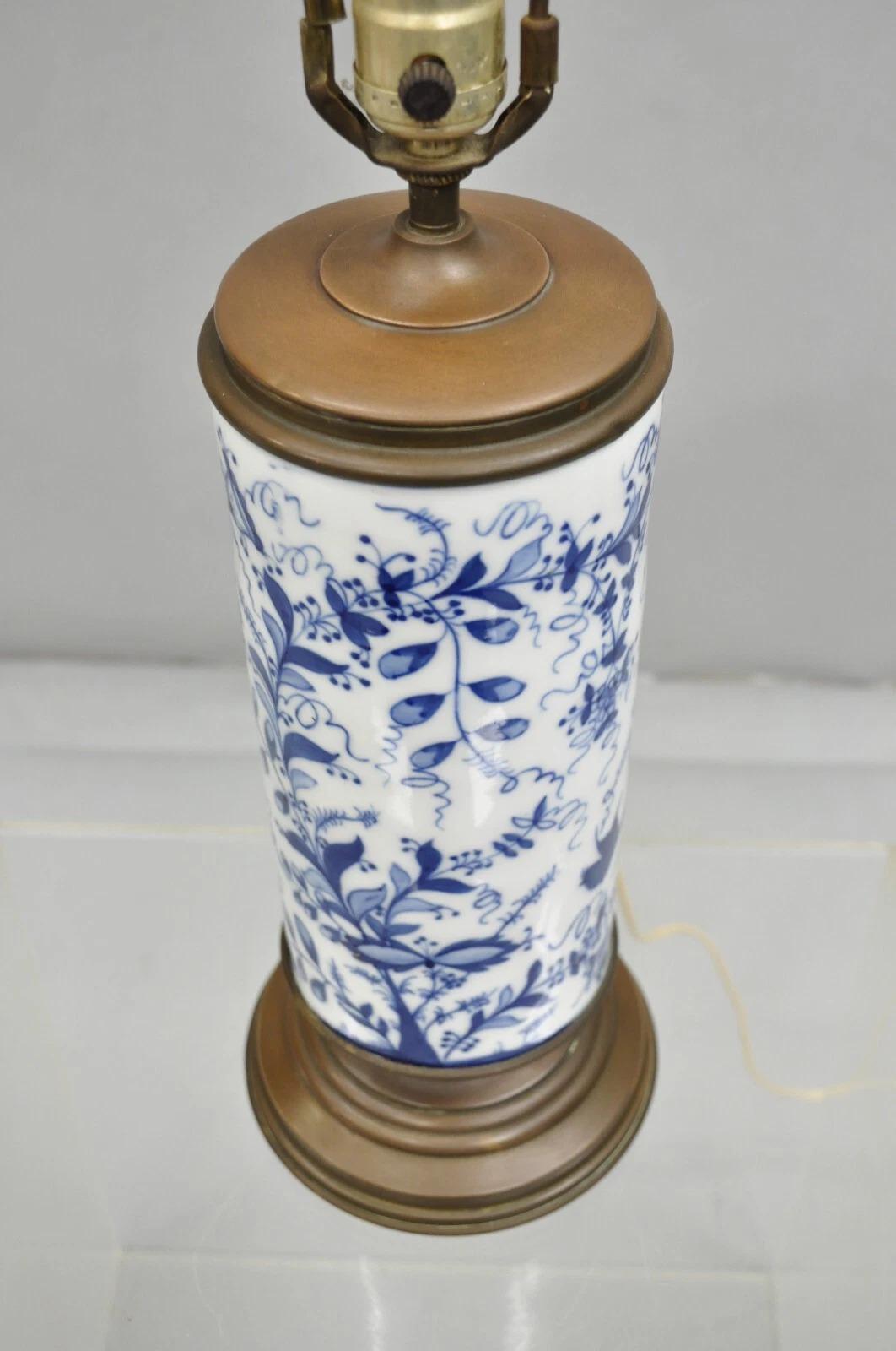 Lámpara de mesa antigua de porcelana azul y blanca Chinoiserie Jardiniere Pájaro y Enredadera en venta 1