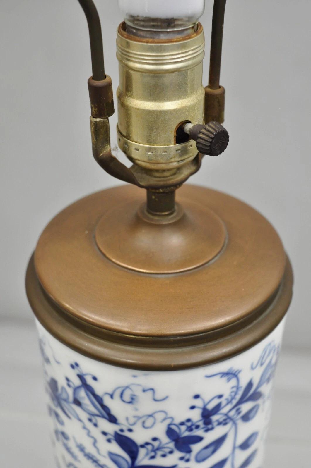 Lámpara de mesa antigua de porcelana azul y blanca Chinoiserie Jardiniere Pájaro y Enredadera en venta 2