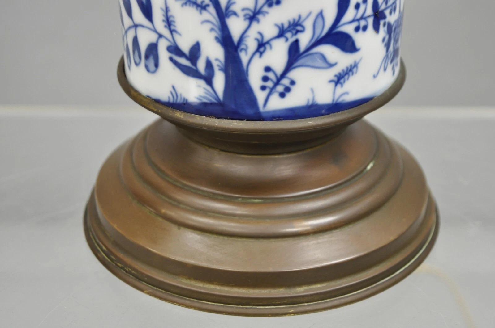 Lámpara de mesa antigua de porcelana azul y blanca Chinoiserie Jardiniere Pájaro y Enredadera en venta 3