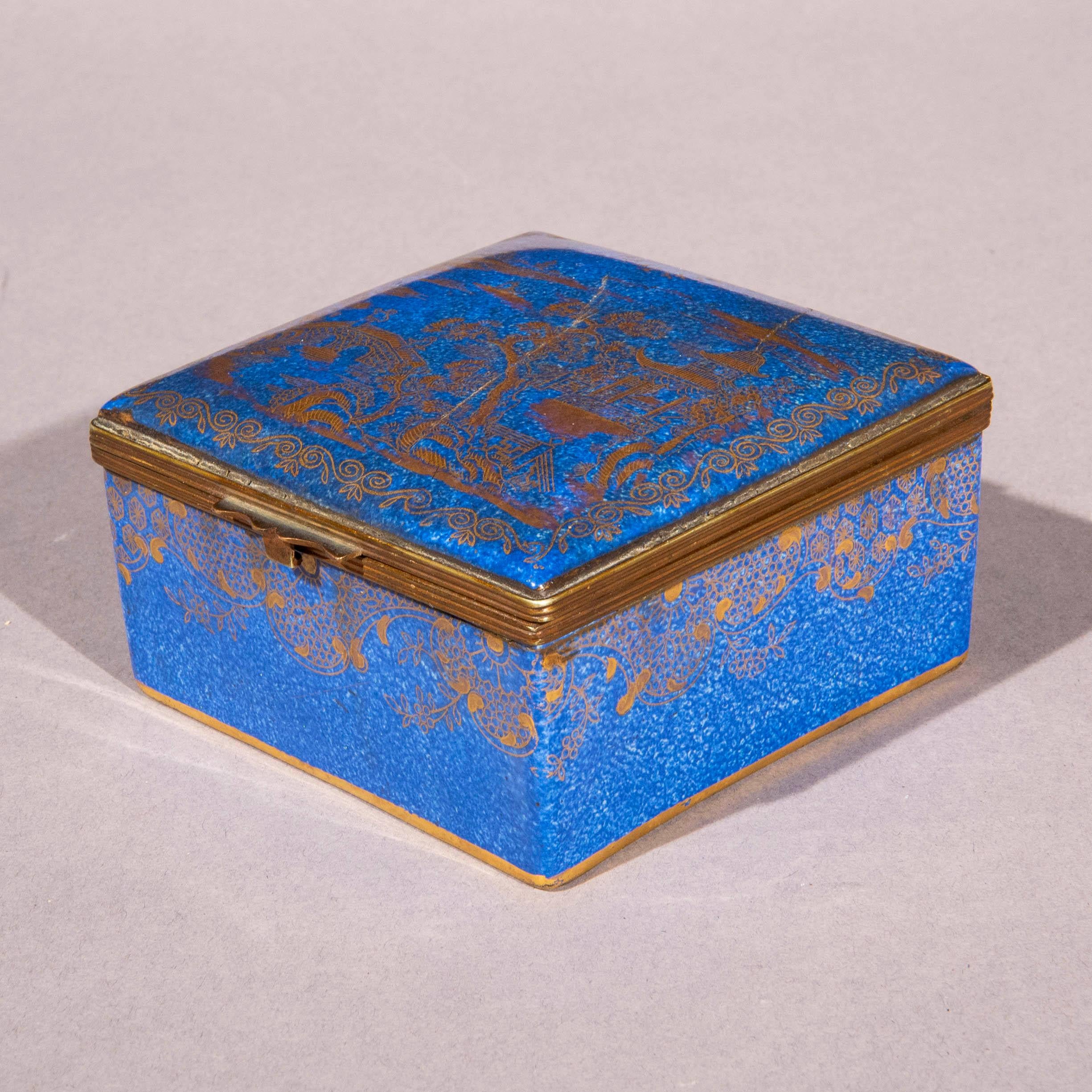 Antique Chinoiserie Blue Staffordshire Porcelain Box In Distressed Condition For Sale In Richmond, London