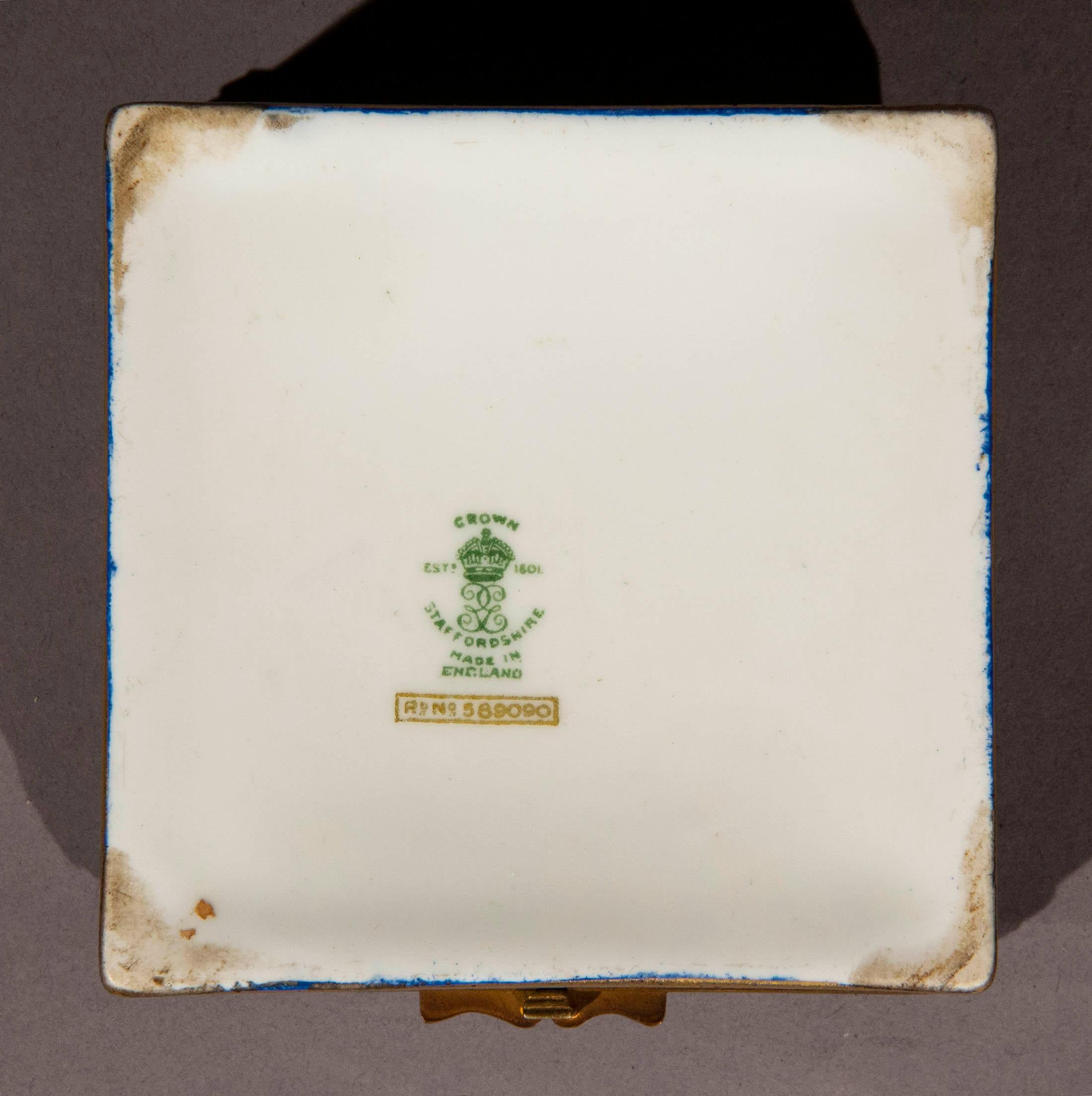 Ancienne boîte en porcelaine bleue de Staffordshire de style chinoiseries Abîmé - En vente à Richmond, London