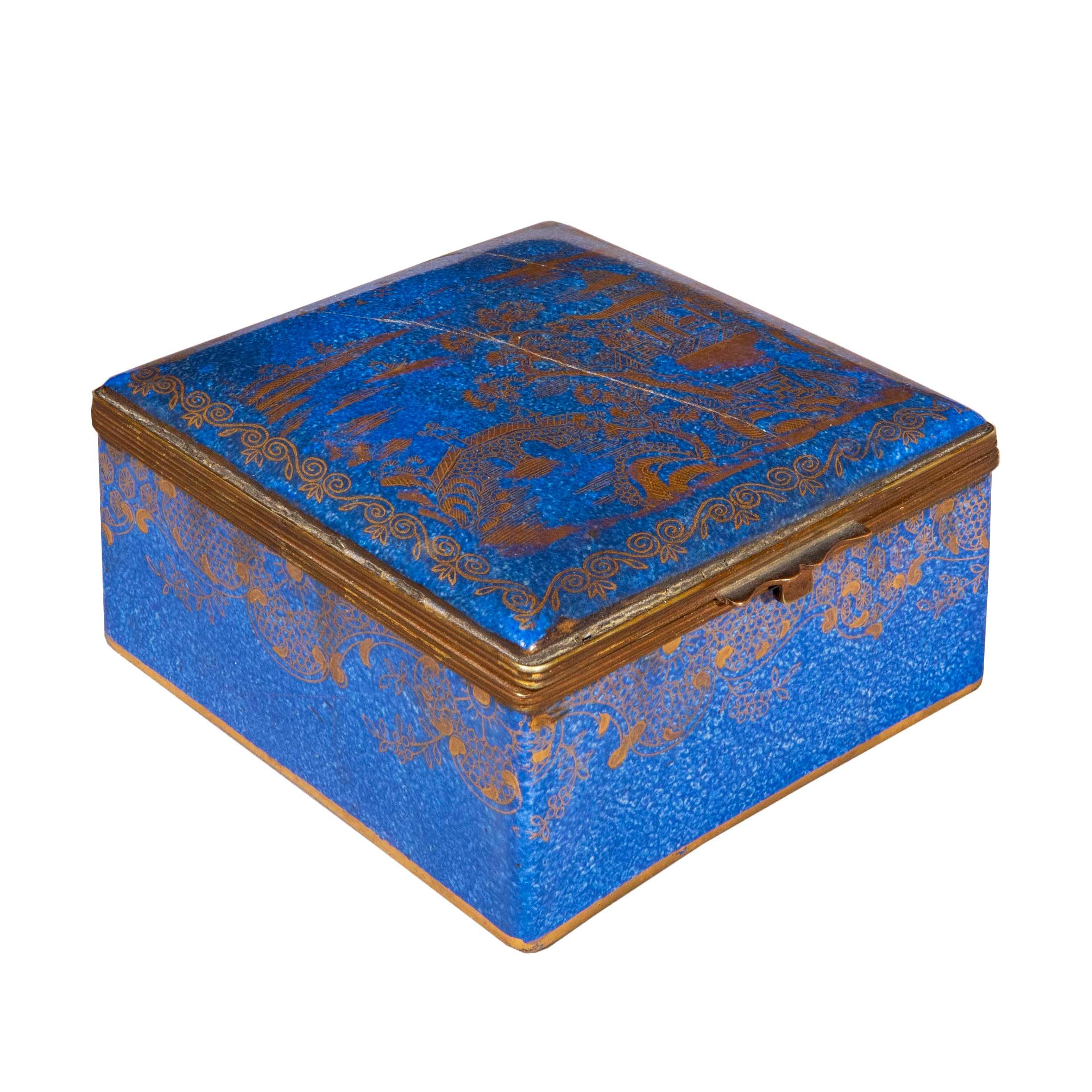 20ième siècle Ancienne boîte en porcelaine bleue de Staffordshire de style chinoiseries en vente