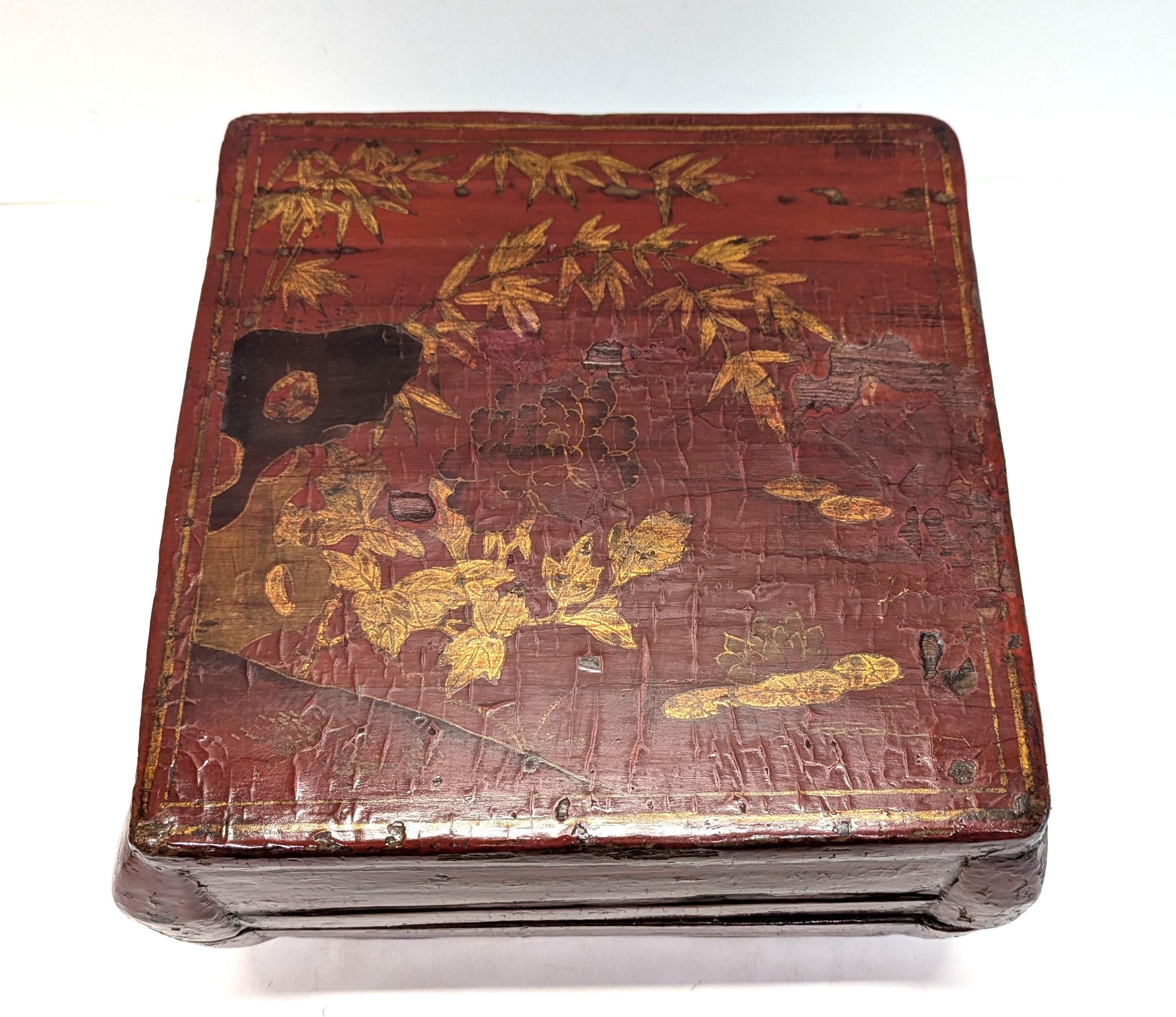 Antigua caja de fruta decorada con Chinoiserie.  Bonita caja decorada de Chinoiserie utilizada para servir frutas y golosinas especiales.  Pintura dorada a mano sobre laca roja.  Fuerte pátina de desgaste algunas pérdidas en el acabado donde la