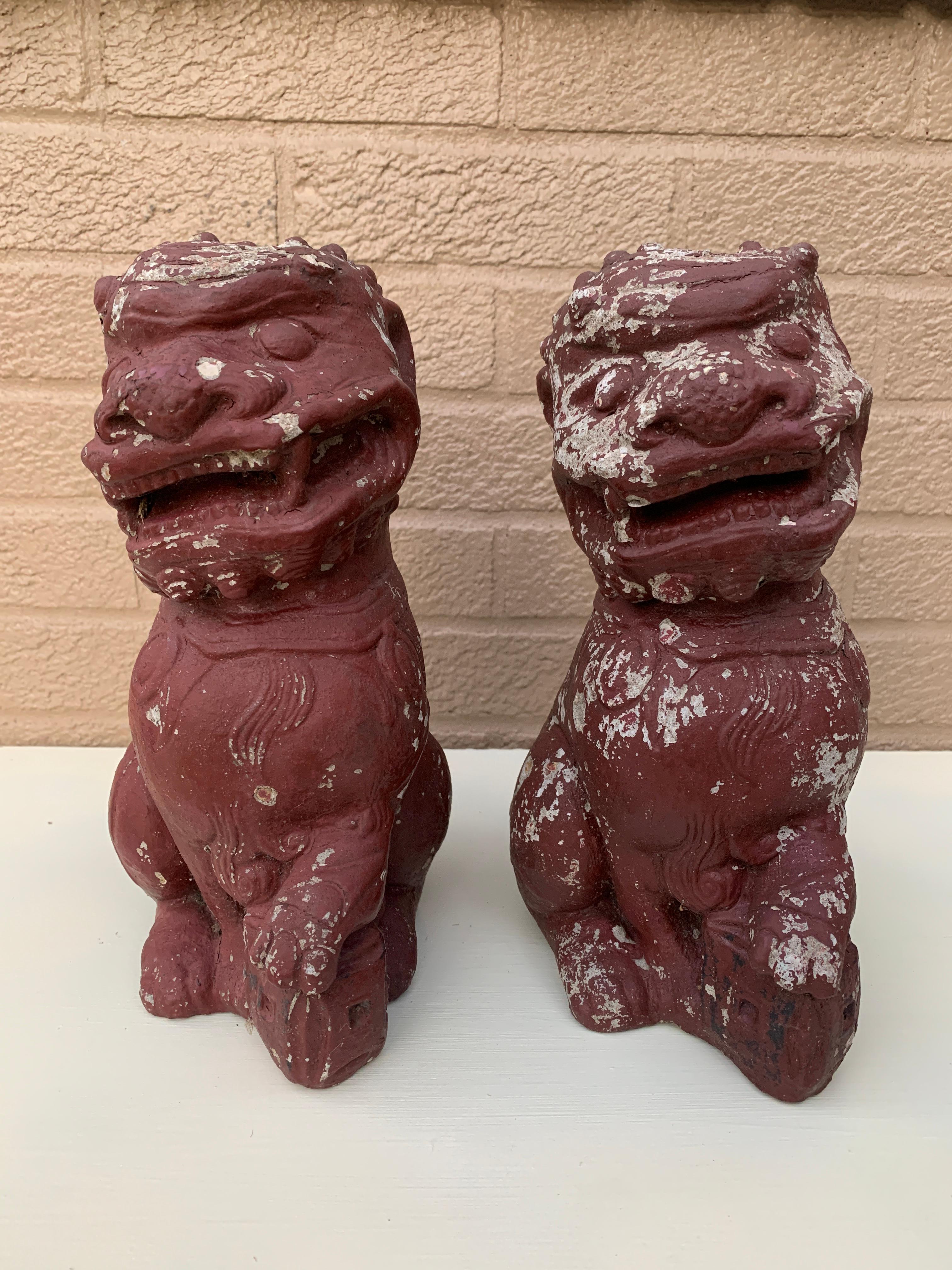 Ein atemberaubendes Paar antiker, im Chinoiserie-Stil bemalter Steinguss-Statuen von asiatischen Foo-Dogs. Diese wären ein perfekter Akzent in einem Garten.

USA, Anfang 20. Jahrhundert

Maße: 8 