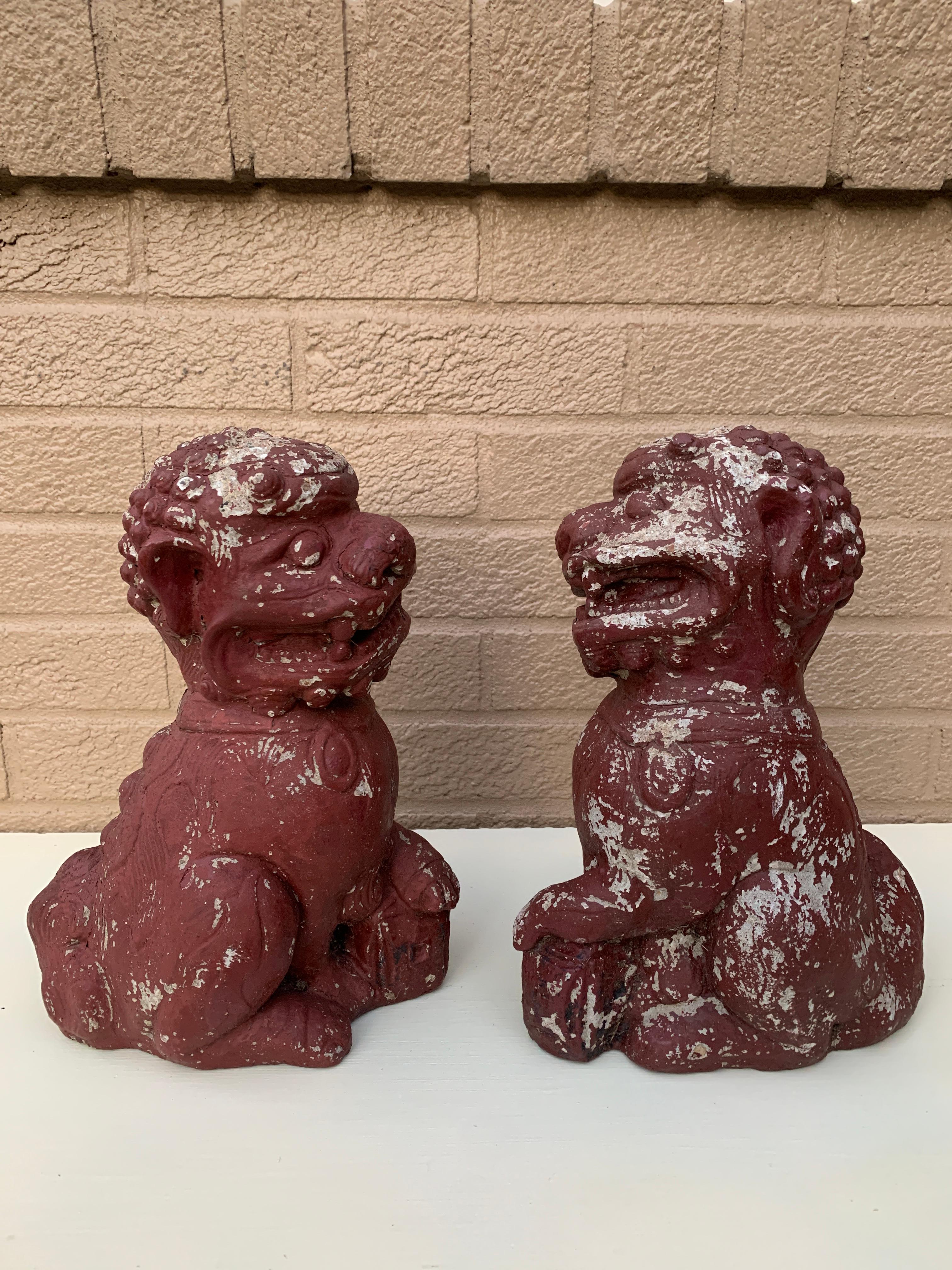 Antike Chinoiserie-Garten- Foo-Hundestatuen aus Steinguss, Paar (20. Jahrhundert) im Angebot