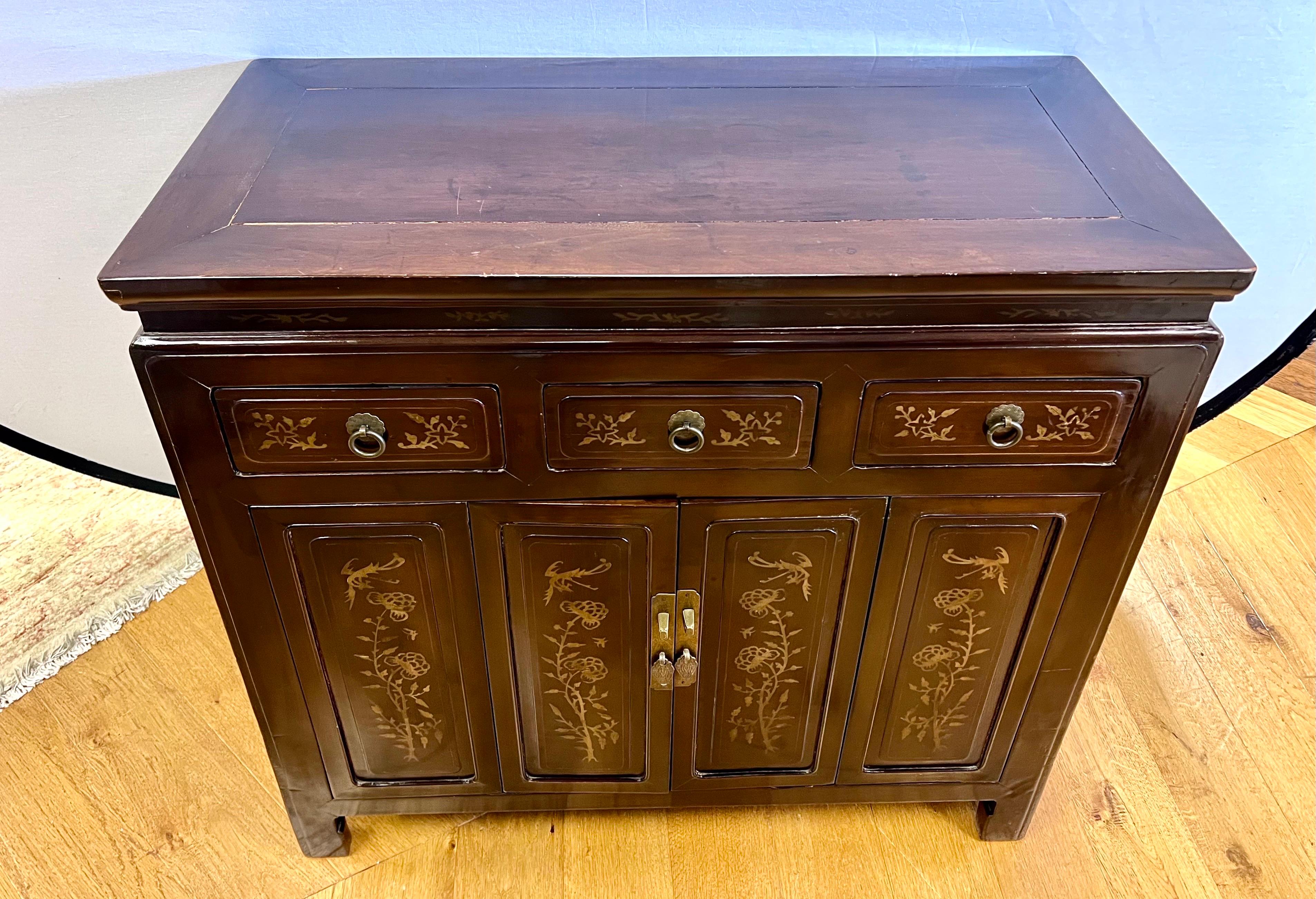 Ancienne commode chinoise laquée en émail de style chinois 3