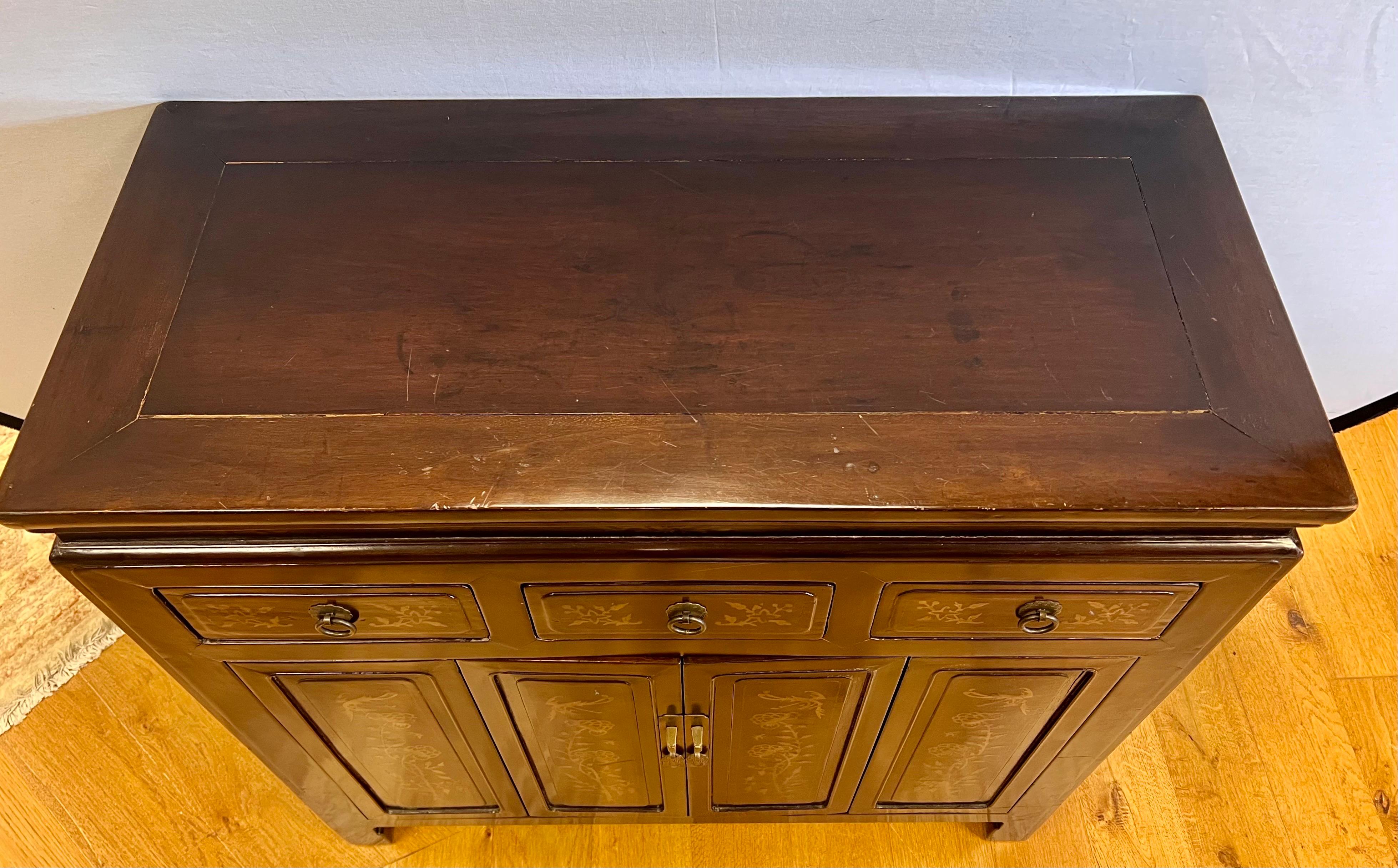 Chinoiseries Ancienne commode chinoise laquée en émail de style chinois