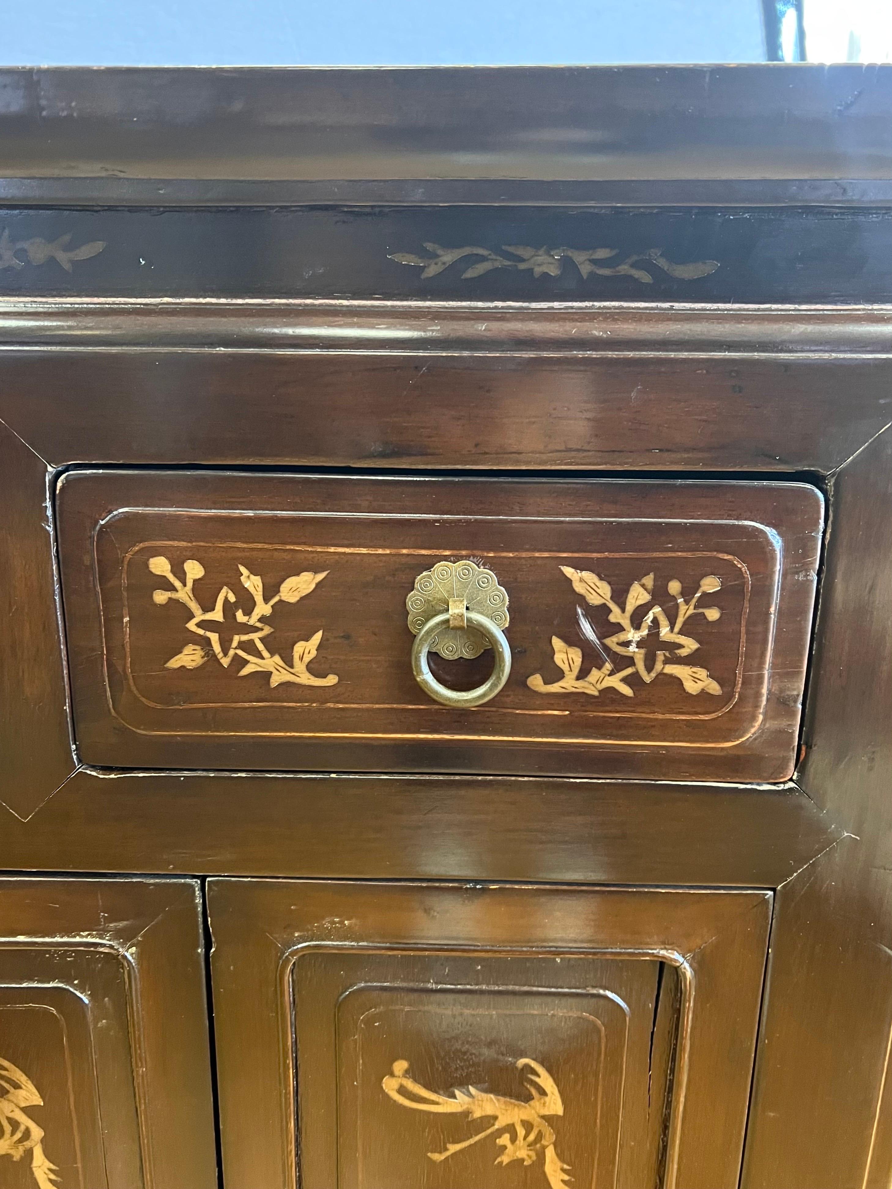 Chinois Ancienne commode chinoise laquée en émail de style chinois