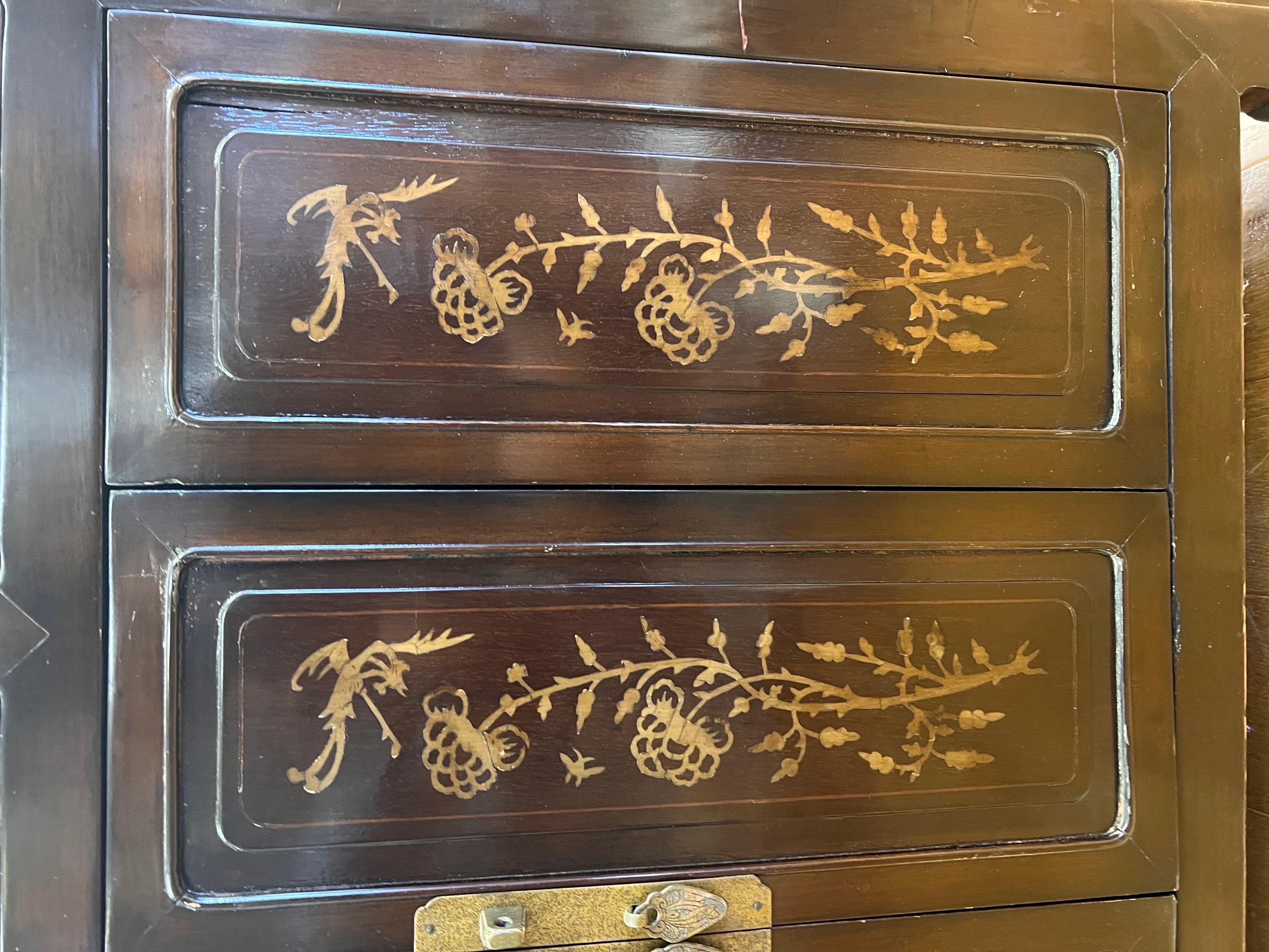 Ancienne commode chinoise laquée en émail de style chinois Bon état à West Hartford, CT