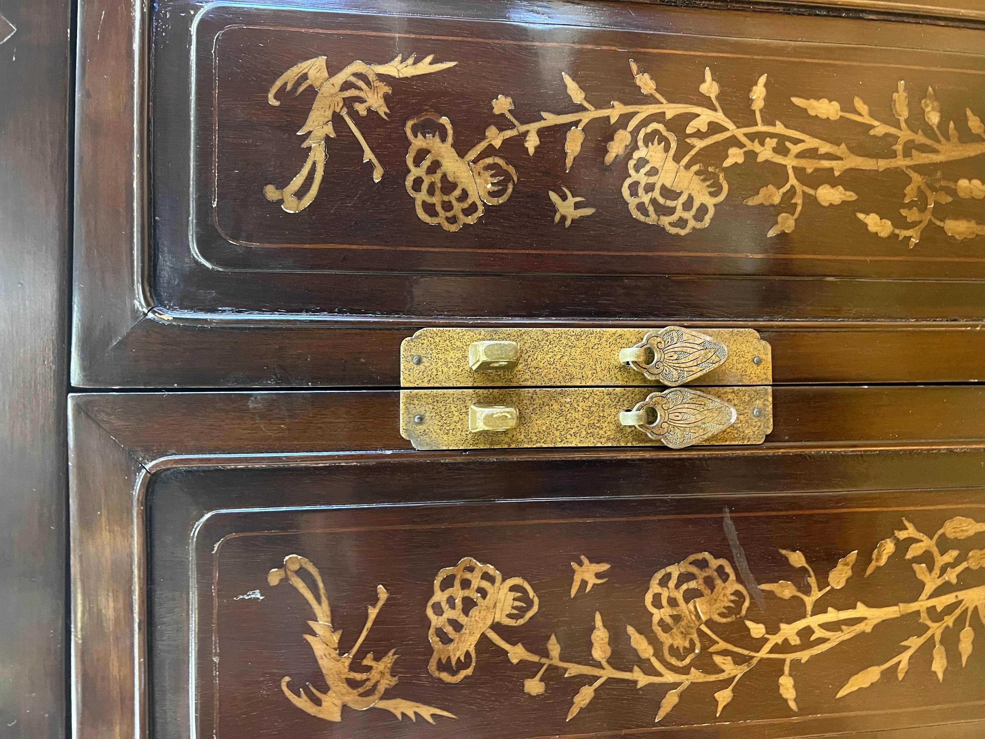Laiton Ancienne commode chinoise laquée en émail de style chinois