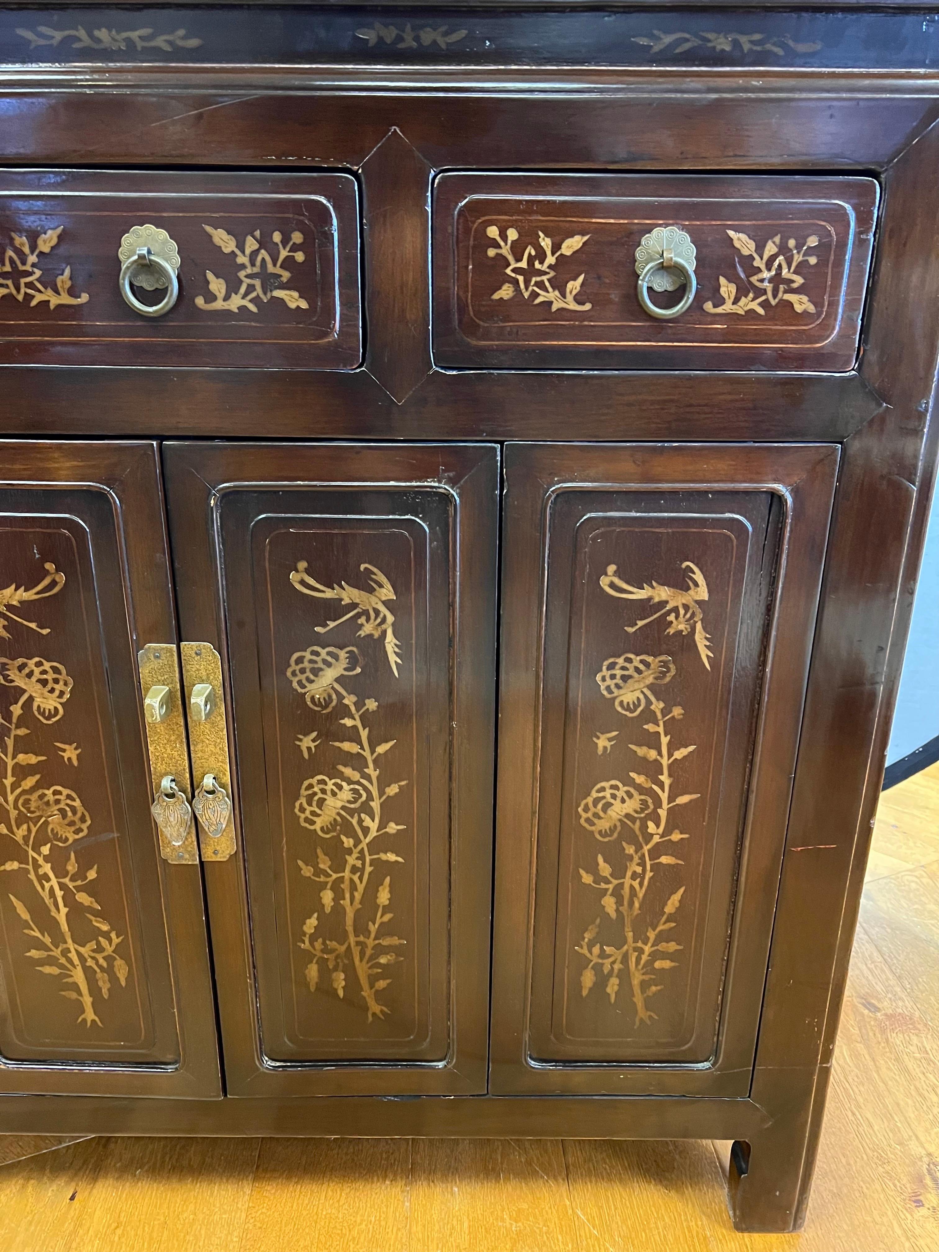 Ancienne commode chinoise laquée en émail de style chinois 1