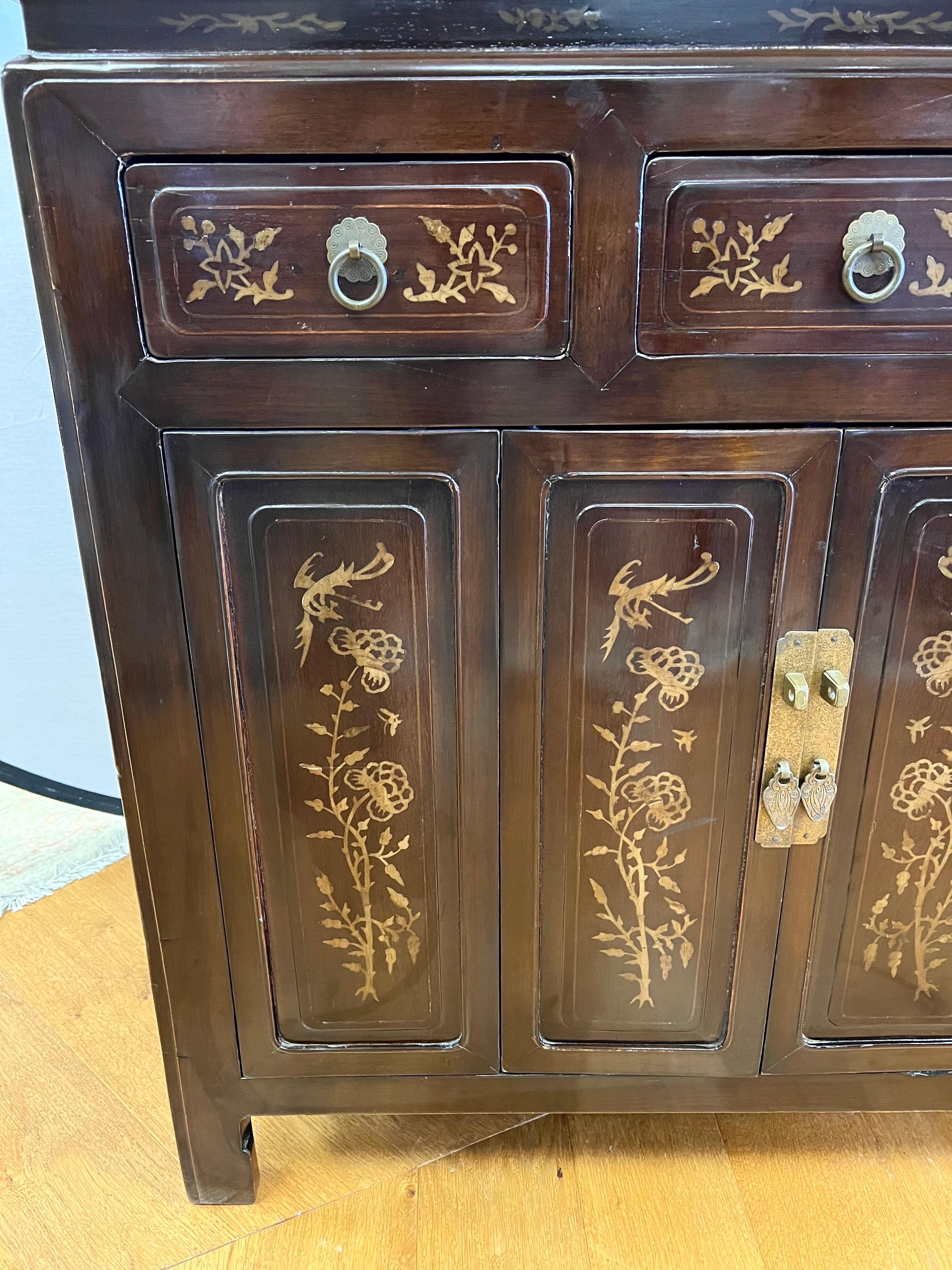 Ancienne commode chinoise laquée en émail de style chinois 2