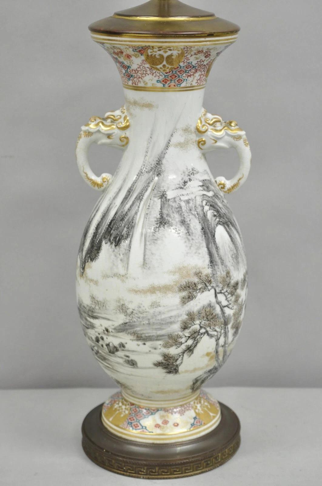 Antica lampada da tavolo a vaso in porcellana cinese dipinta a mano con manici di cani Foo. L'articolo presenta bellissime cascate e scene di foresta dipinte su tutti i lati. Circa all'inizio del XX secolo. Misure: 33