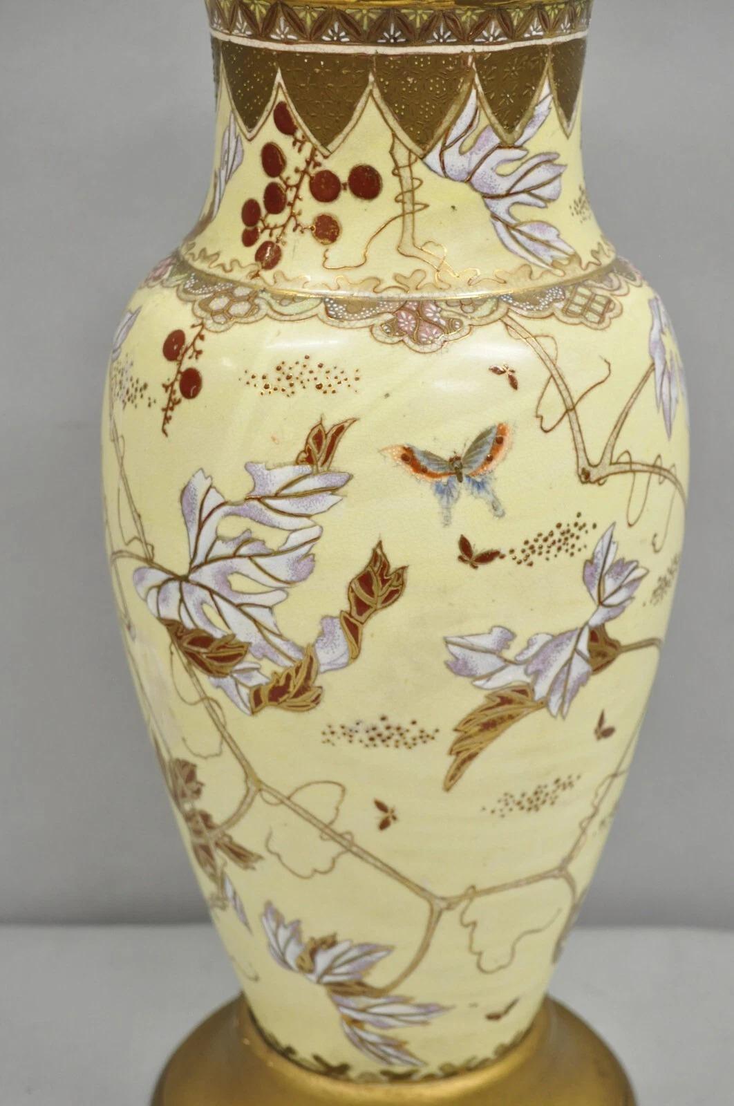 Antiguo jarrón de porcelana amarilla china Chinoiserie Gran florero Lámpara de mesa en venta 3