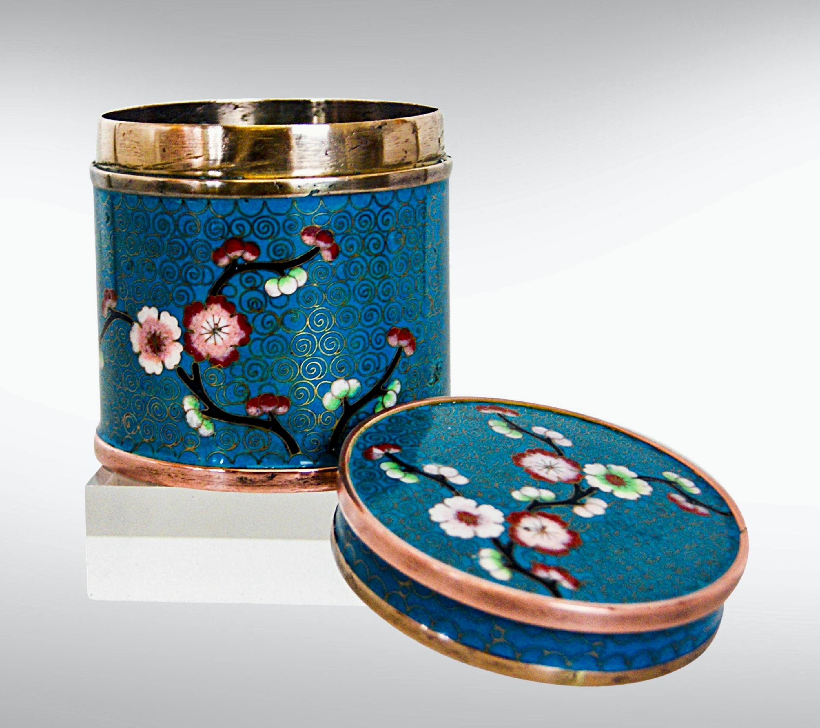 Lovely cloisonné on brass and copper lidded enamel jar.
With enamelled cobalt blue interior.
Signed 'China' to the base

In very good antique condition.
Hand polished and buffed clean.