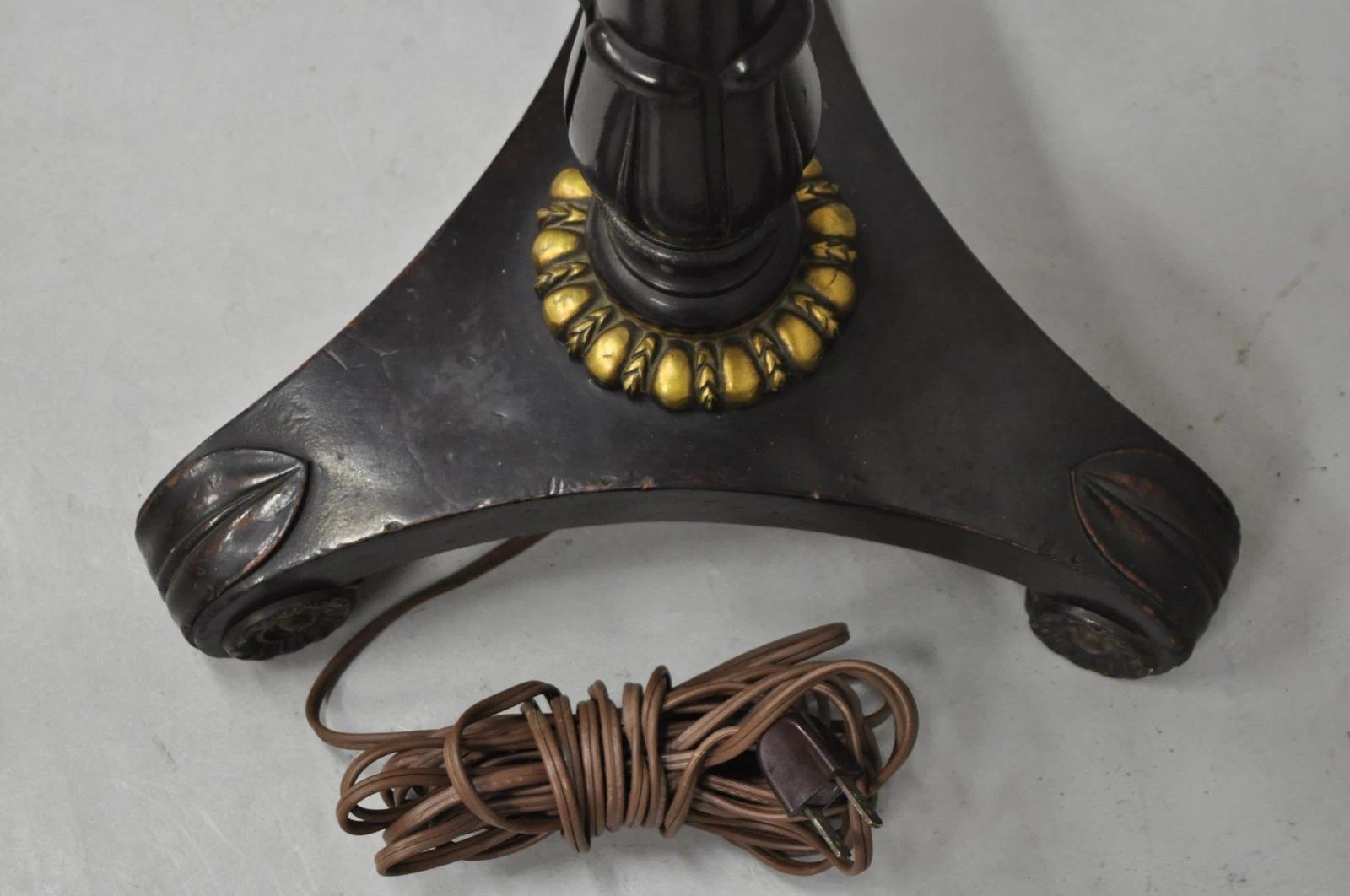 Ancienne Chinoiserie English Regency Black Lacquer Carved Wood Floor Lamp Table en vente 5