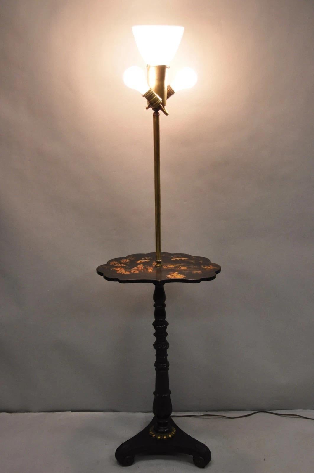 Veuillez nous envoyer un message avec votre code postal pour demander un devis plus raisonnable pour les frais d'expédition aux États-Unis.

Ancienne Chinoiserie English Regency Black Lacquer Carved Wood Floor Lamp Table. Circa Early 20th Century.