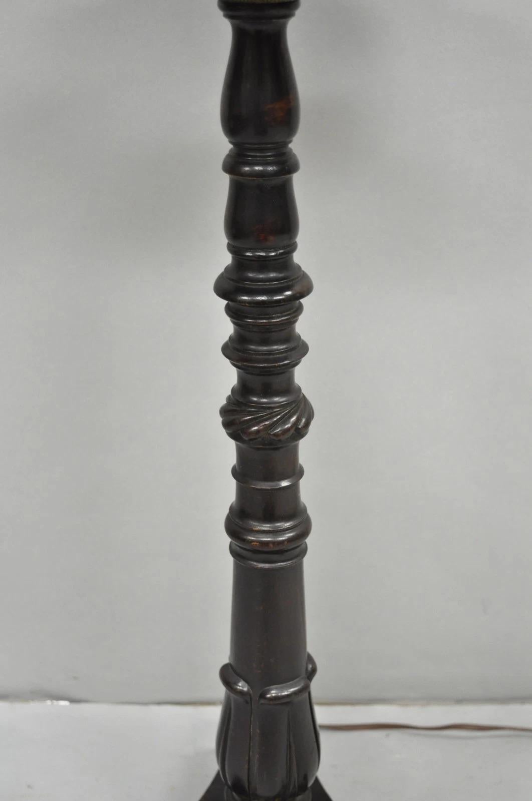 Ancienne Chinoiserie English Regency Black Lacquer Carved Wood Floor Lamp Table Bon état - En vente à Philadelphia, PA