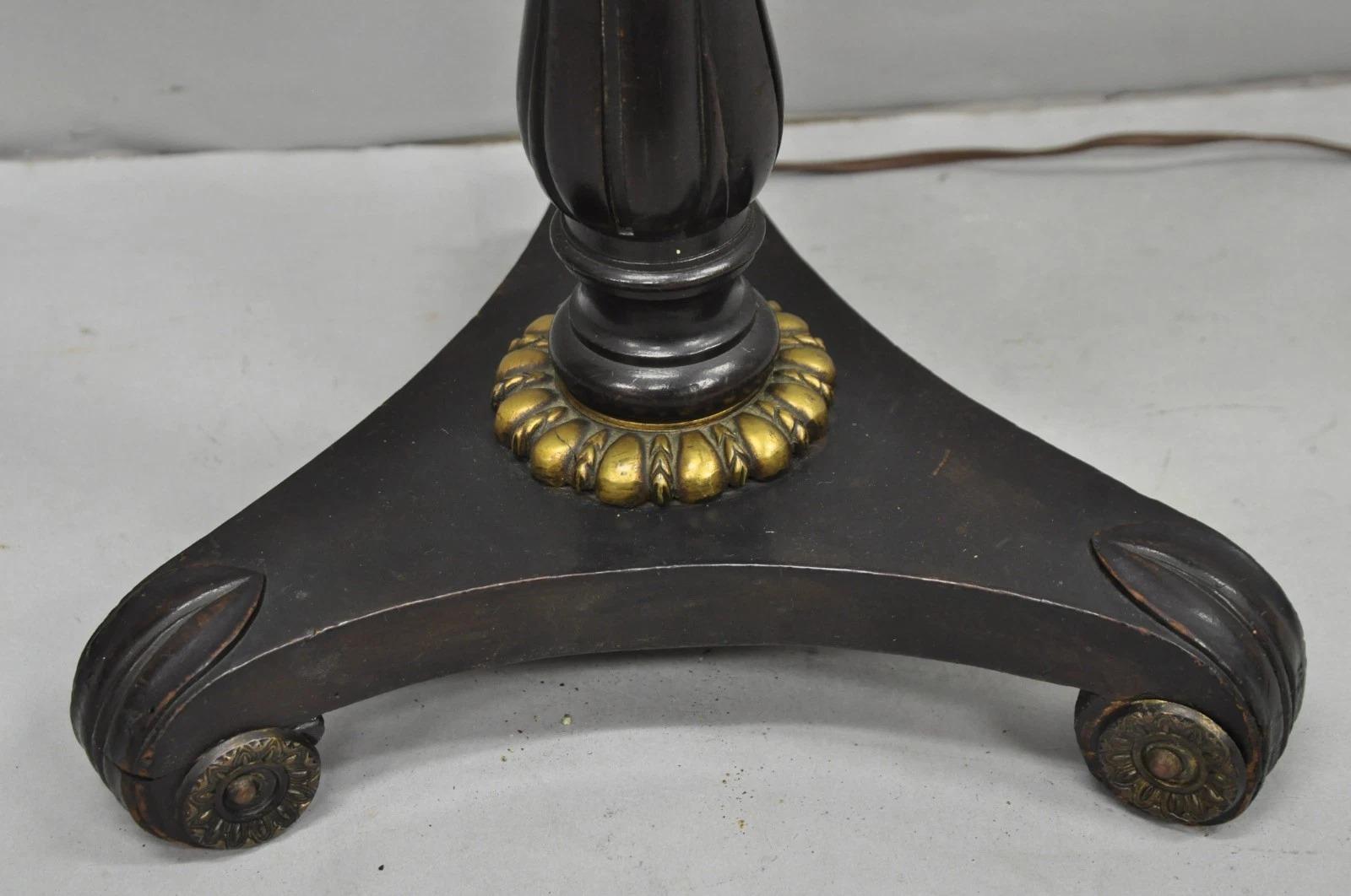 20ième siècle Ancienne Chinoiserie English Regency Black Lacquer Carved Wood Floor Lamp Table en vente