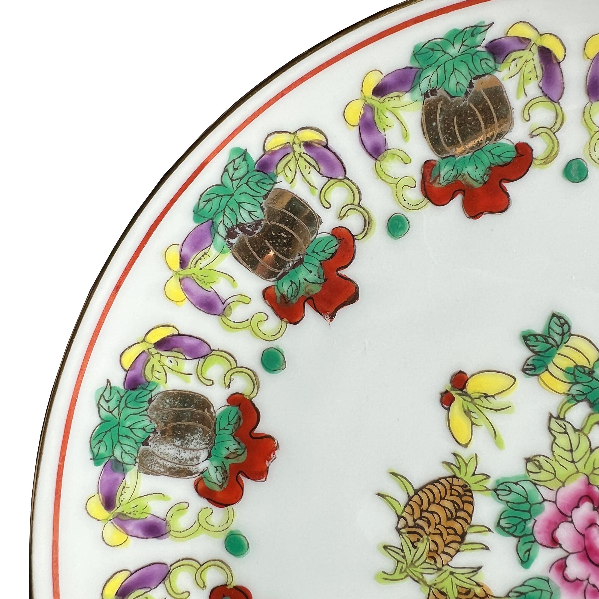 Questo squisito piatto antico a cineserie, un esempio riccamente dettagliato di porcellana cinese famille rose, mette in mostra la raffinata abilità artistica e il simbolismo narrativo associato alle ceramiche da esportazione dell'epoca Qing. Le